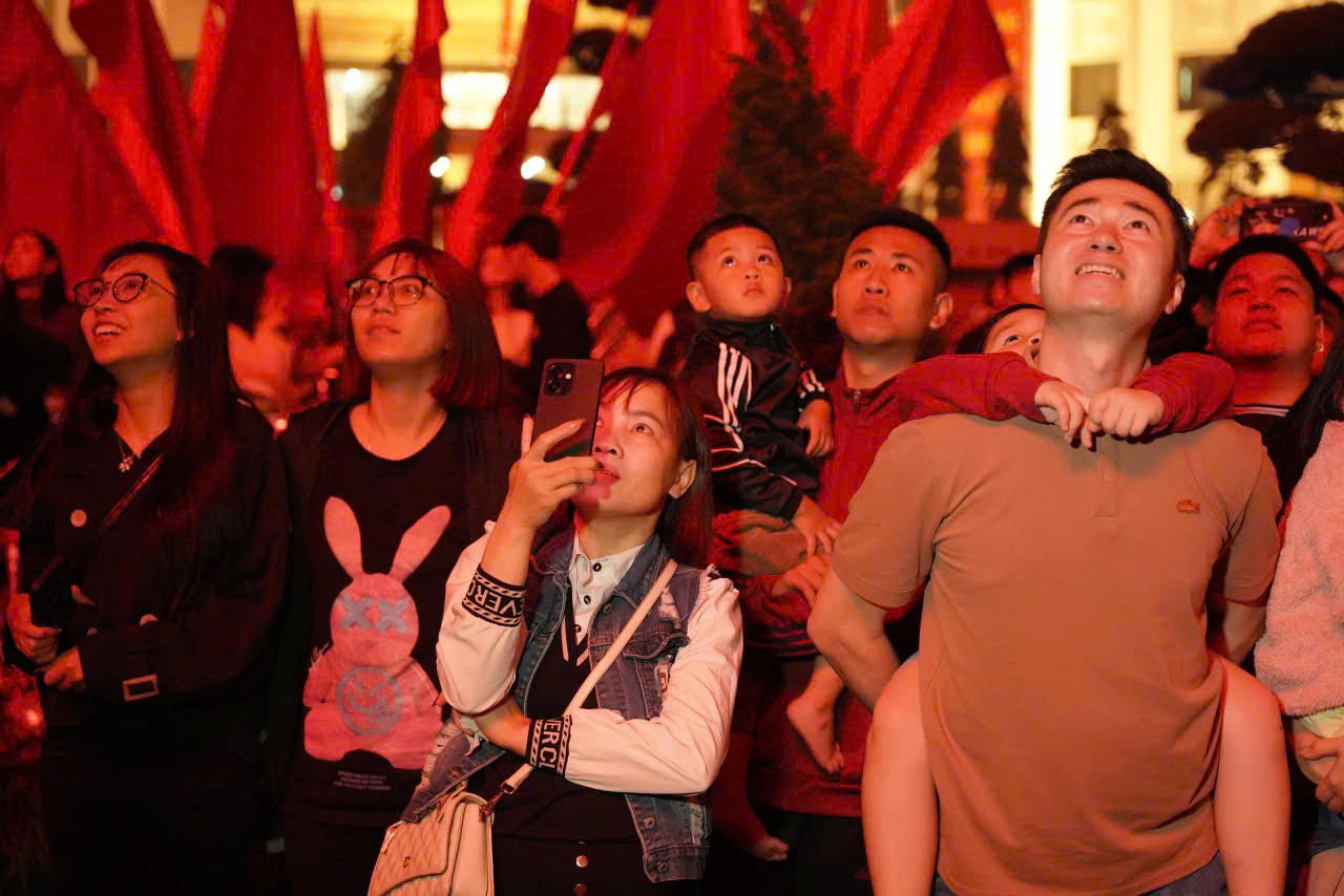 Người d&acirc;n Thủ đ&ocirc; h&aacute;o hức đ&oacute;n Giao thừa B&iacute;nh Ngọ 2026- Ảnh 8.