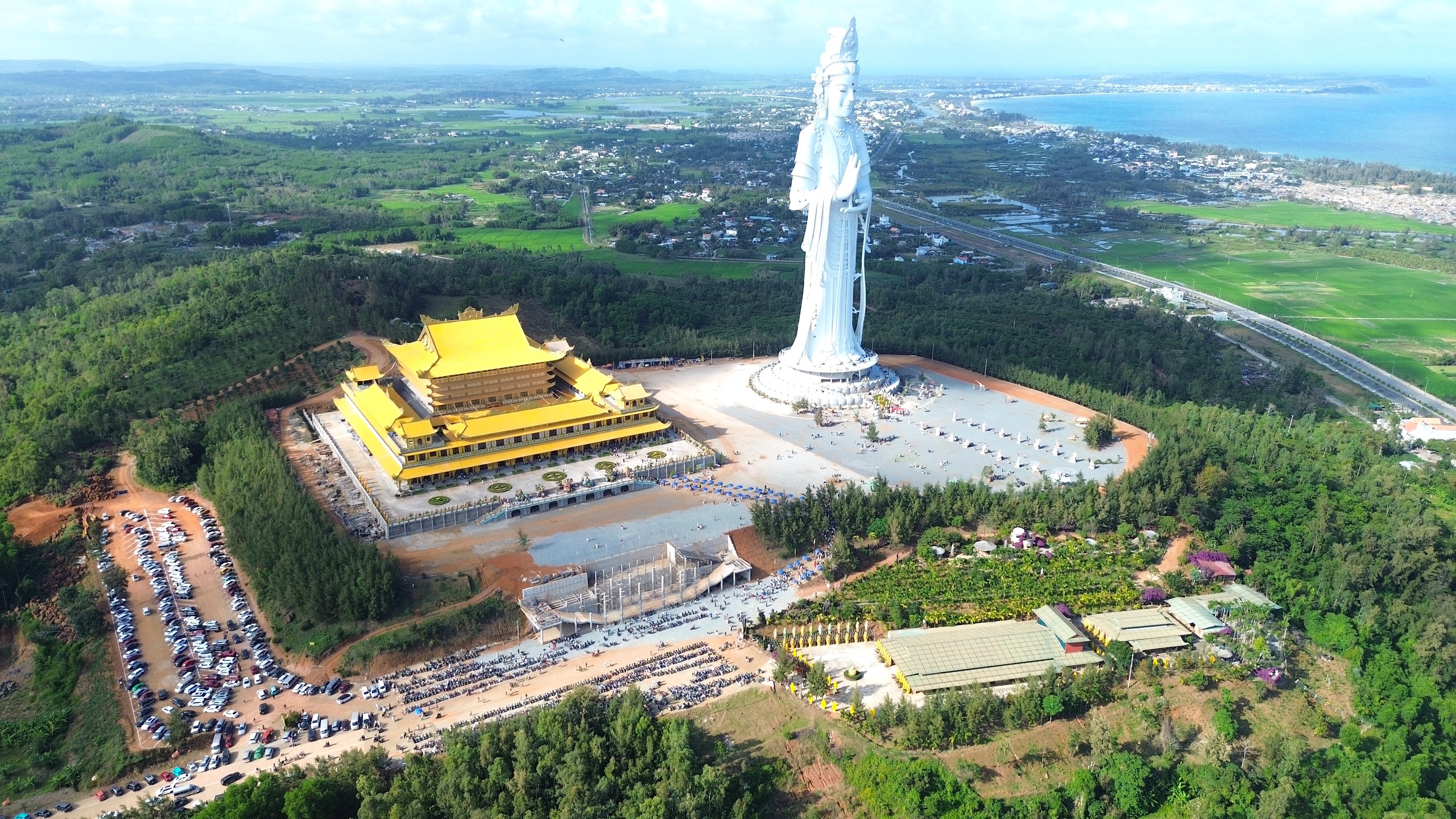 Du kh&aacute;ch đổ về Quảng Ng&atilde;i chi&ecirc;m b&aacute;i ng&ocirc;i ch&ugrave;a c&oacute; tượng Phật cao nhất Đ&ocirc;ng Nam &Aacute;- Ảnh 14.