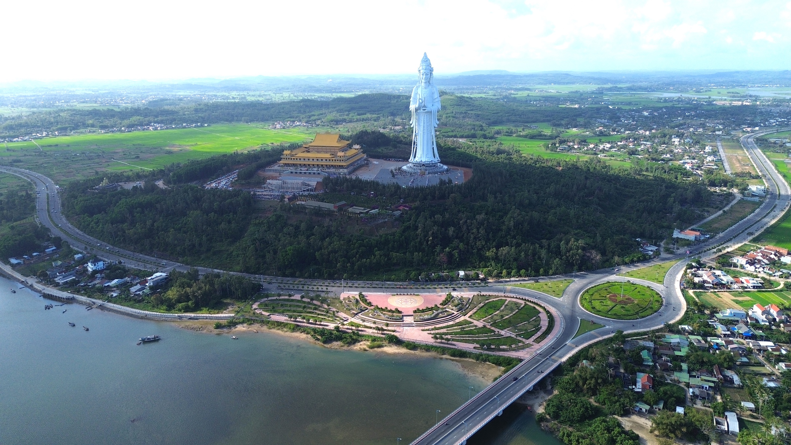 Du kh&aacute;ch đổ về Quảng Ng&atilde;i chi&ecirc;m b&aacute;i ng&ocirc;i ch&ugrave;a c&oacute; tượng Phật cao nhất Đ&ocirc;ng Nam &Aacute;- Ảnh 2.