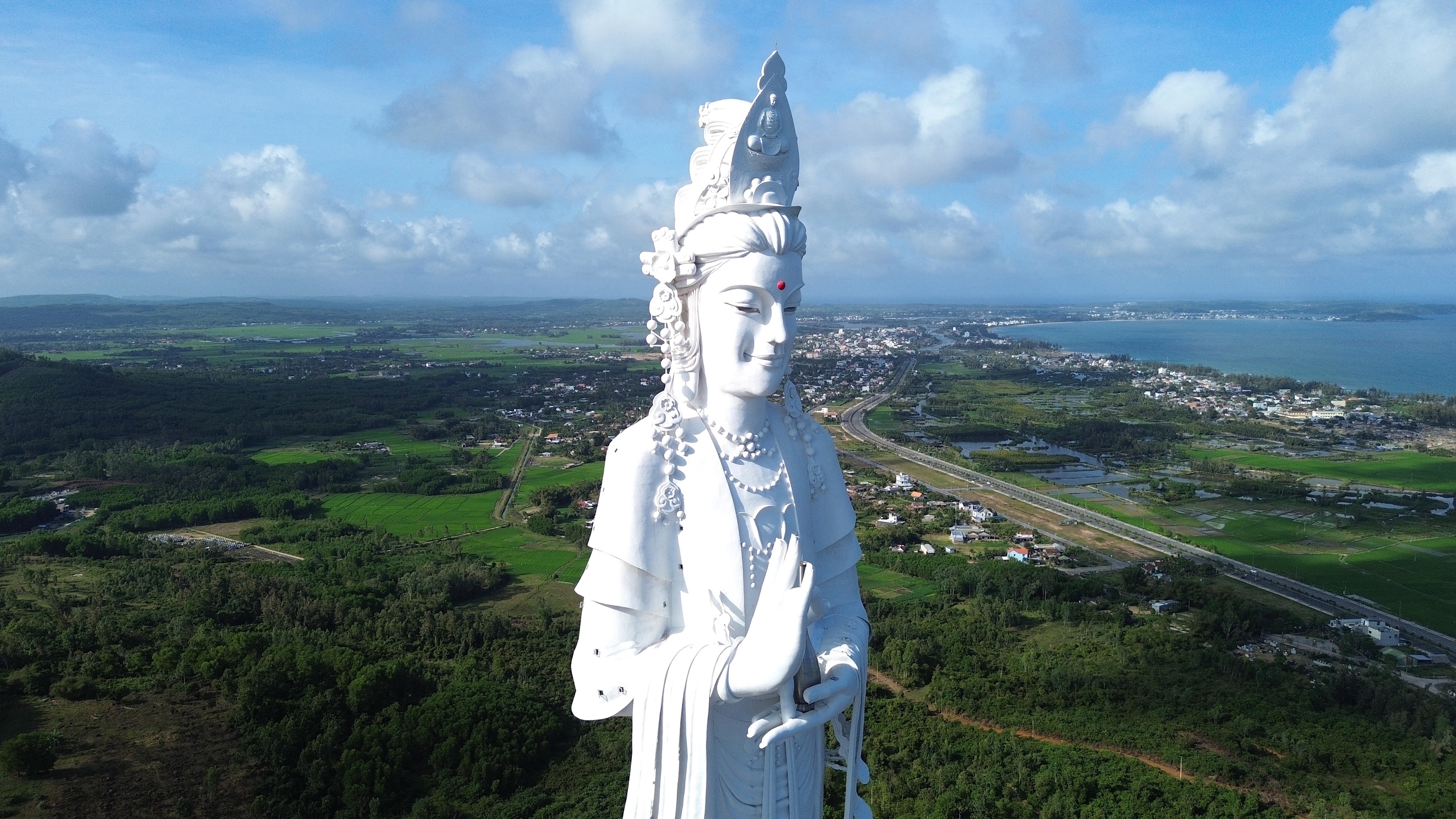 Du kh&aacute;ch đổ về Quảng Ng&atilde;i chi&ecirc;m b&aacute;i ng&ocirc;i ch&ugrave;a c&oacute; tượng Phật cao nhất Đ&ocirc;ng Nam &Aacute;- Ảnh 5.