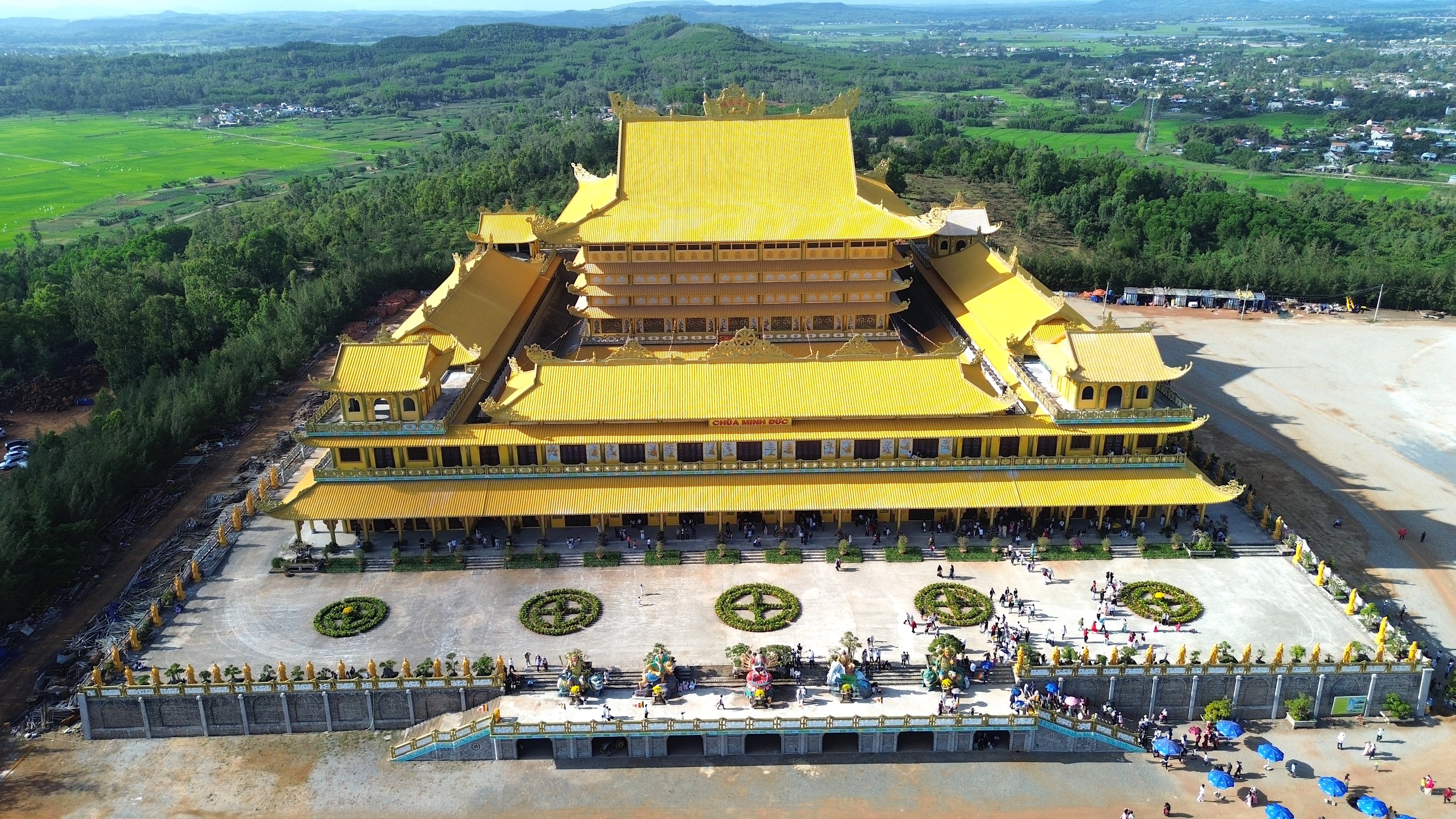 Du kh&aacute;ch đổ về Quảng Ng&atilde;i chi&ecirc;m b&aacute;i ng&ocirc;i ch&ugrave;a c&oacute; tượng Phật cao nhất Đ&ocirc;ng Nam &Aacute;- Ảnh 6.