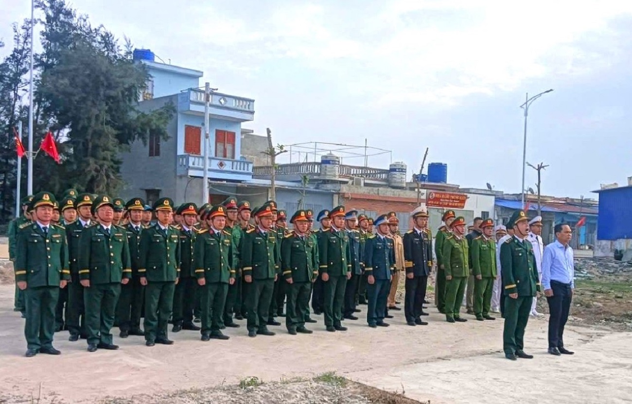 Thiêng liêng lễ chào cờ chủ quyền ngày đầu năm mới trên đảo Bạch Long Vĩ- Ảnh 1. Thiêng liêng lễ chào cờ chủ quyền ngày đầu năm mới trên đảo Bạch Long Vĩ- Ảnh 1.