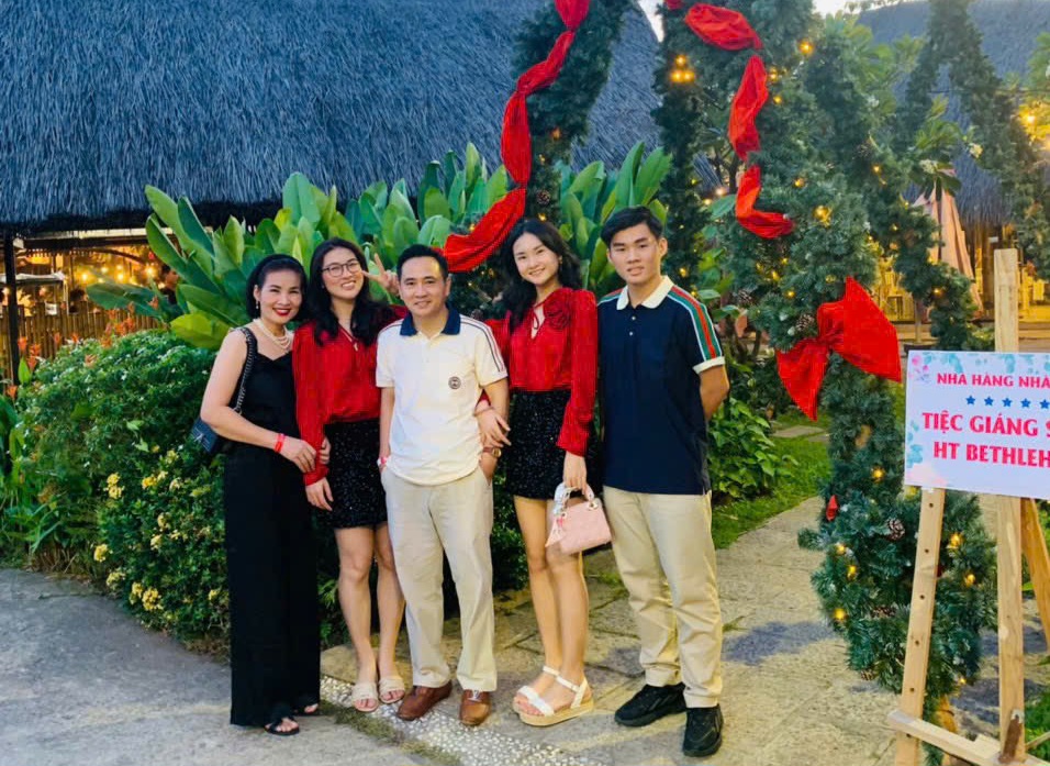 Sắc xanh tr&ecirc;n bầu trời v&agrave; những m&ugrave;a xu&acirc;n kh&ocirc;ng ph&aacute;o hoa- Ảnh 4.