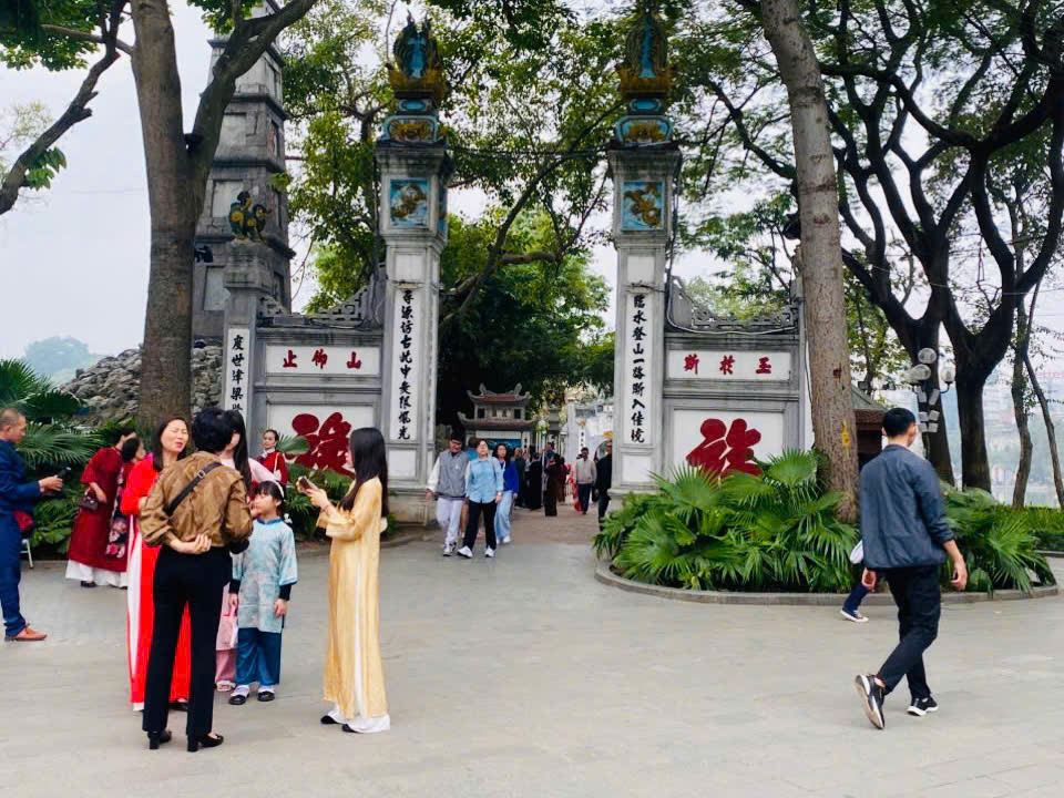 H&agrave; Nội vắng vẻ, b&igrave;nh y&ecirc;n s&aacute;ng m&ugrave;ng 1 Tết B&iacute;nh Ngọ- Ảnh 10.