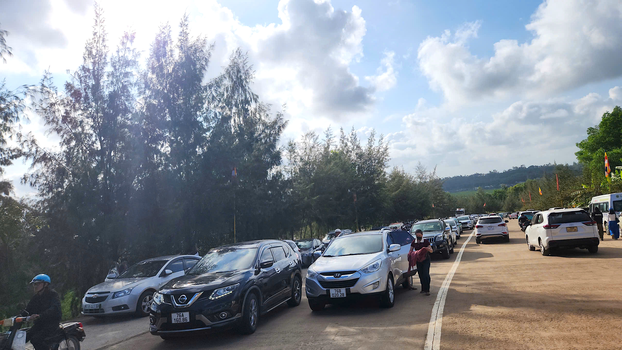 Du kh&aacute;ch đổ về Quảng Ng&atilde;i chi&ecirc;m b&aacute;i ng&ocirc;i ch&ugrave;a c&oacute; tượng Phật cao nhất Đ&ocirc;ng Nam &Aacute;- Ảnh 11.