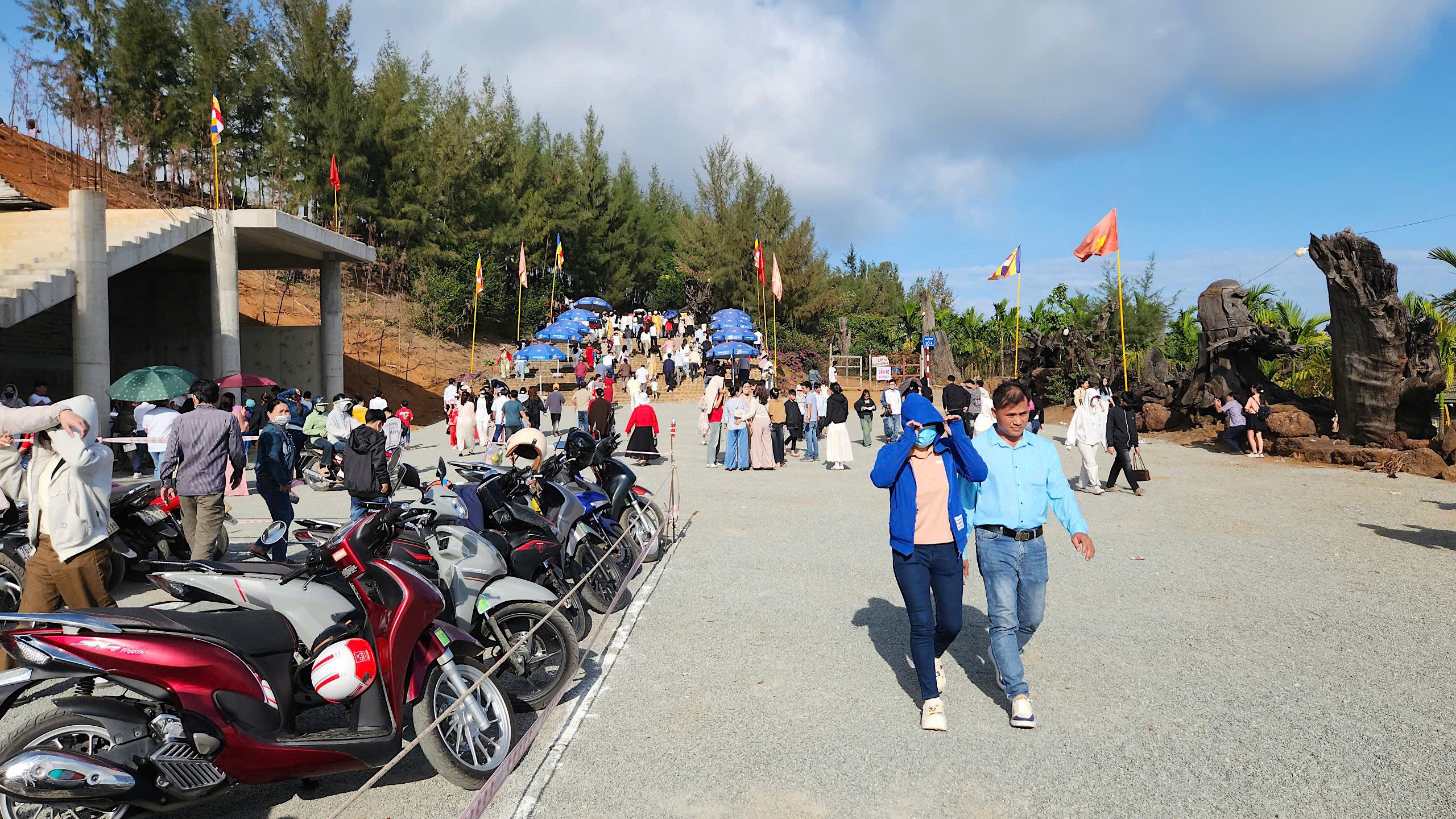 Du kh&aacute;ch đổ về Quảng Ng&atilde;i chi&ecirc;m b&aacute;i ng&ocirc;i ch&ugrave;a c&oacute; tượng Phật cao nhất Đ&ocirc;ng Nam &Aacute;- Ảnh 13.