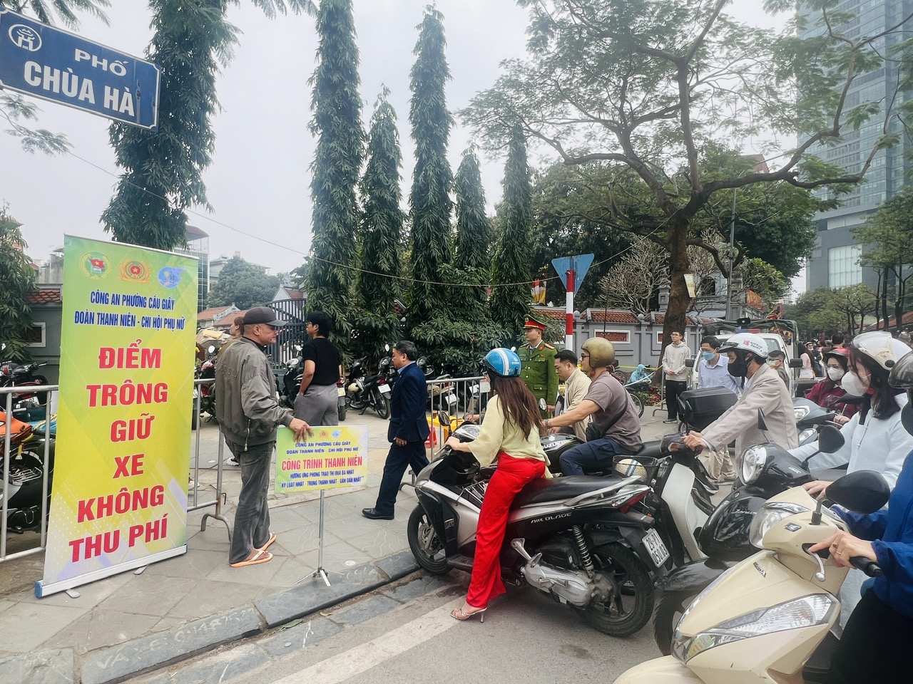 H&agrave; Nội: Người d&acirc;n nườm nượp đi lễ đầu năm- Ảnh 7.