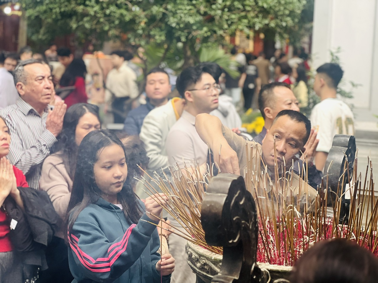 H&agrave; Nội: Người d&acirc;n nườm nượp đi lễ đầu năm- Ảnh 14.