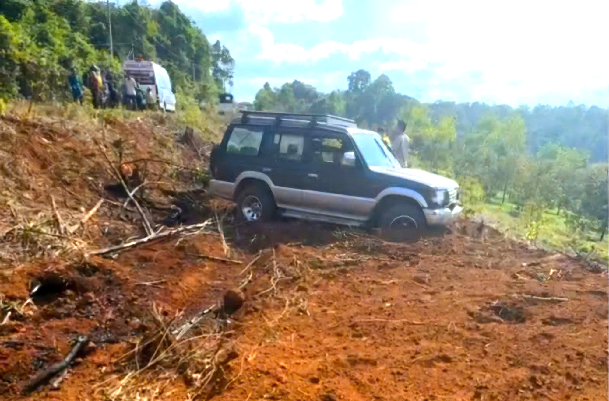 Tai nạn tr&ecirc;n QL28 qua L&acirc;m Đồng: Ba người trong một gia đ&igrave;nh tử vong- Ảnh 2.