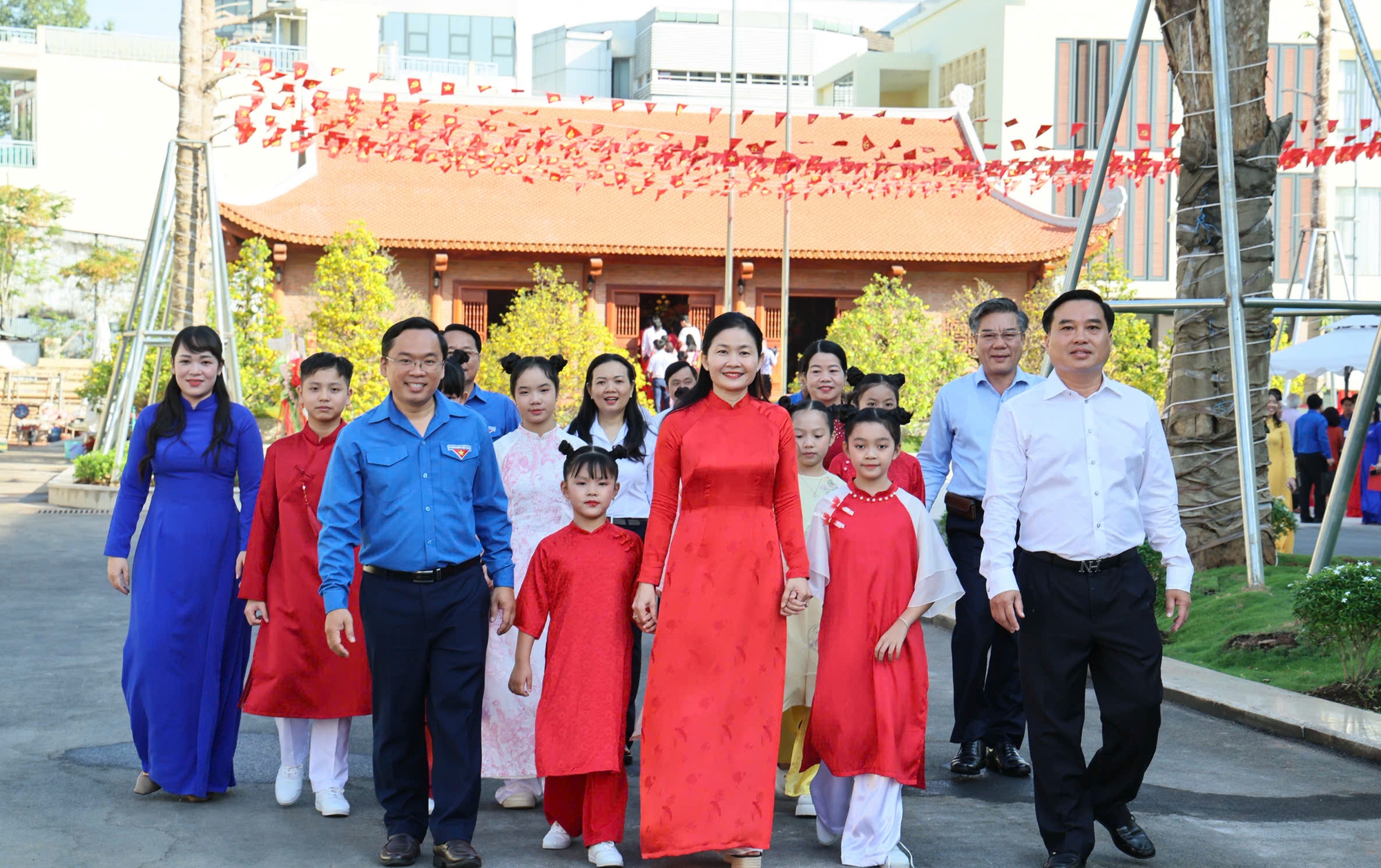 Người dân xếp hàng dâng hương nhà thờ Bác Hồ tại Tỉnh ủy Đồng Nai- Ảnh 1. Người dân xếp hàng dâng hương nhà thờ Bác Hồ tại Tỉnh ủy Đồng Nai- Ảnh 1.