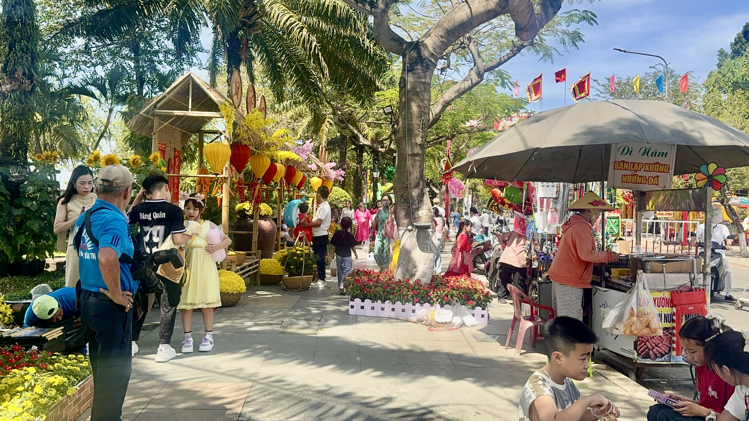 Người dân xếp hàng dâng hương nhà thờ Bác Hồ tại Tỉnh ủy Đồng Nai- Ảnh 12. Người dân xếp hàng dâng hương nhà thờ Bác Hồ tại Tỉnh ủy Đồng Nai- Ảnh 12.