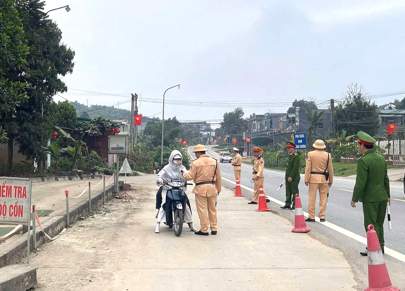 Tuy&ecirc;n Quang: T&agrave;i xế vi phạm nồng độ cồn, ngang ngược dừng xe c&atilde;i v&atilde; sau va chạm- Ảnh 3.