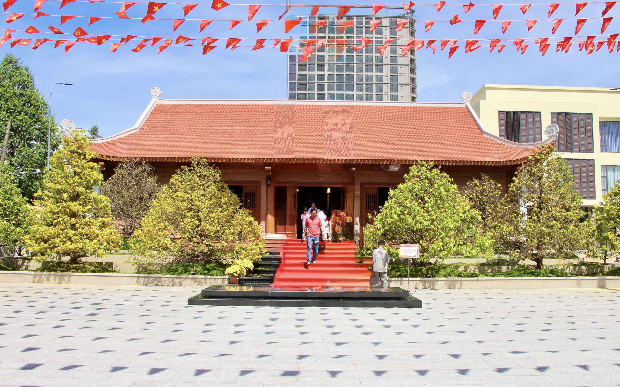 Người dân xếp hàng dâng hương nhà thờ Bác Hồ tại Tỉnh ủy Đồng Nai- Ảnh 6. Người dân xếp hàng dâng hương nhà thờ Bác Hồ tại Tỉnh ủy Đồng Nai- Ảnh 6.