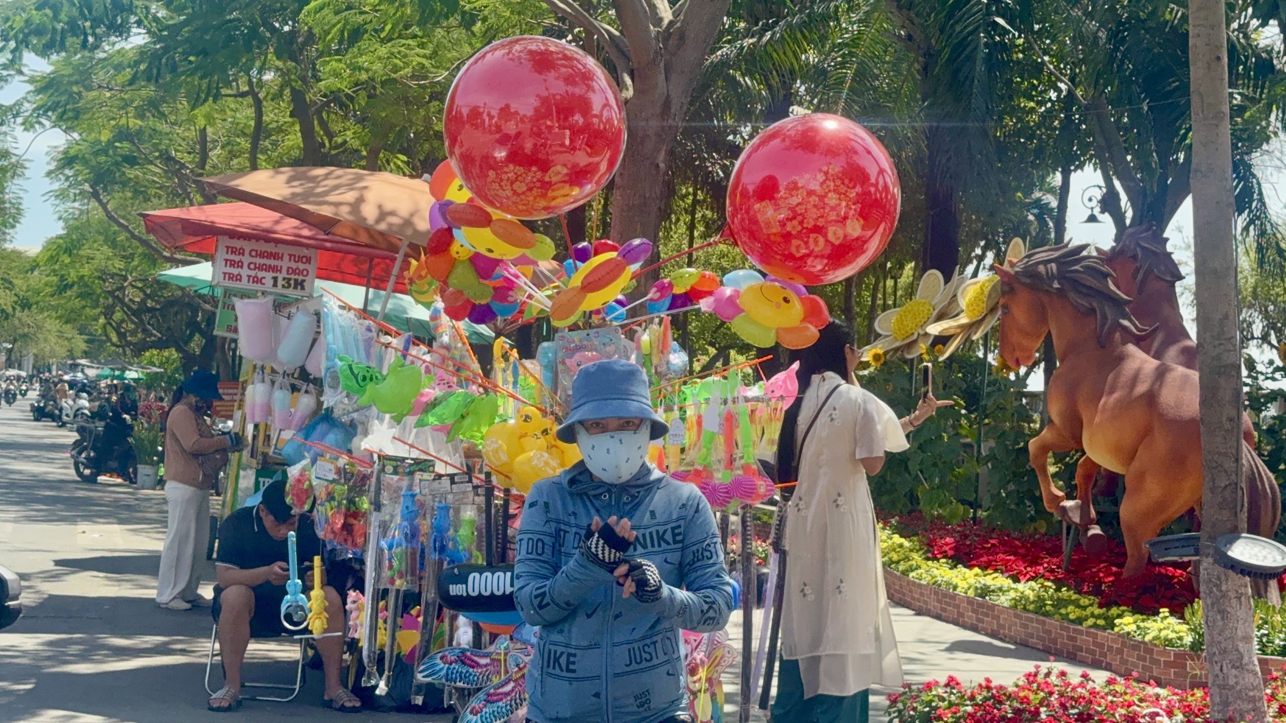 Người dân xếp hàng dâng hương nhà thờ Bác Hồ tại Tỉnh ủy Đồng Nai- Ảnh 14. Người dân xếp hàng dâng hương nhà thờ Bác Hồ tại Tỉnh ủy Đồng Nai- Ảnh 14.