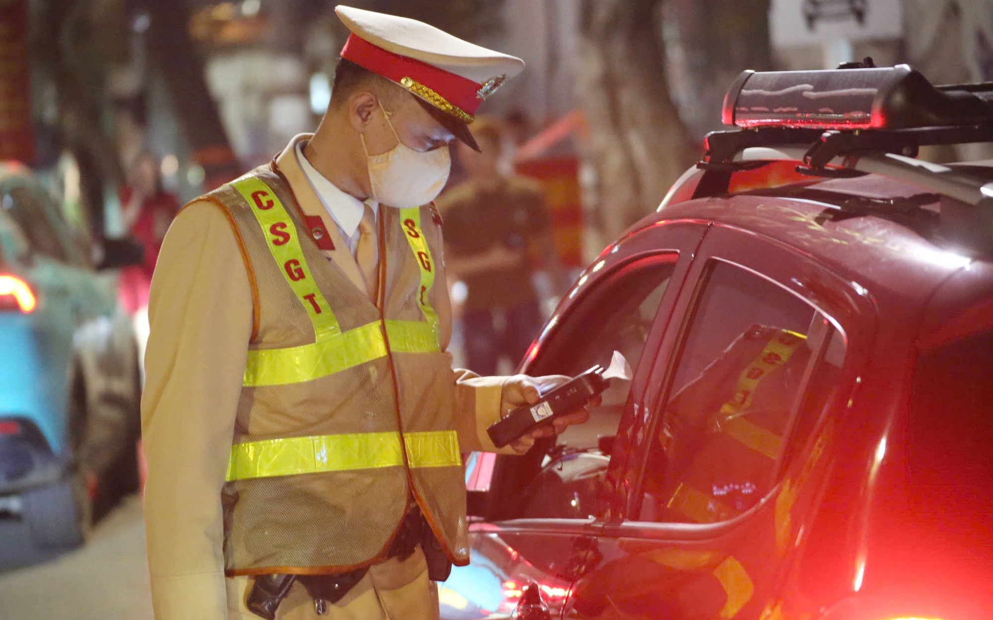 Tăng cường kiểm tra dịp Tết, CSGT Đồng Nai xử lý nhiều tài xế vi phạm nồng độ cồn- Ảnh 9. CSGT cảnh báo liên tục, vẫn có hơn 2.800 người uống rượu bia rồi lái xe