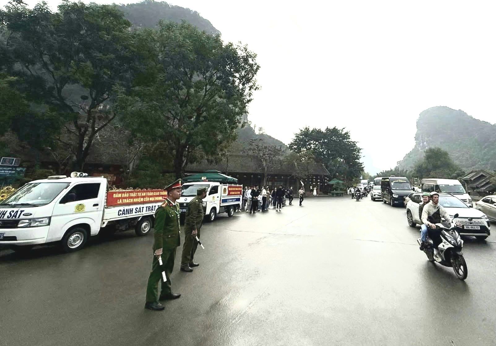 Ninh B&igrave;nh bảo đảm an ninh trật tự, giao th&ocirc;ng th&ocirc;ng suốt m&ugrave;a du xu&acirc;n 2026- Ảnh 1.