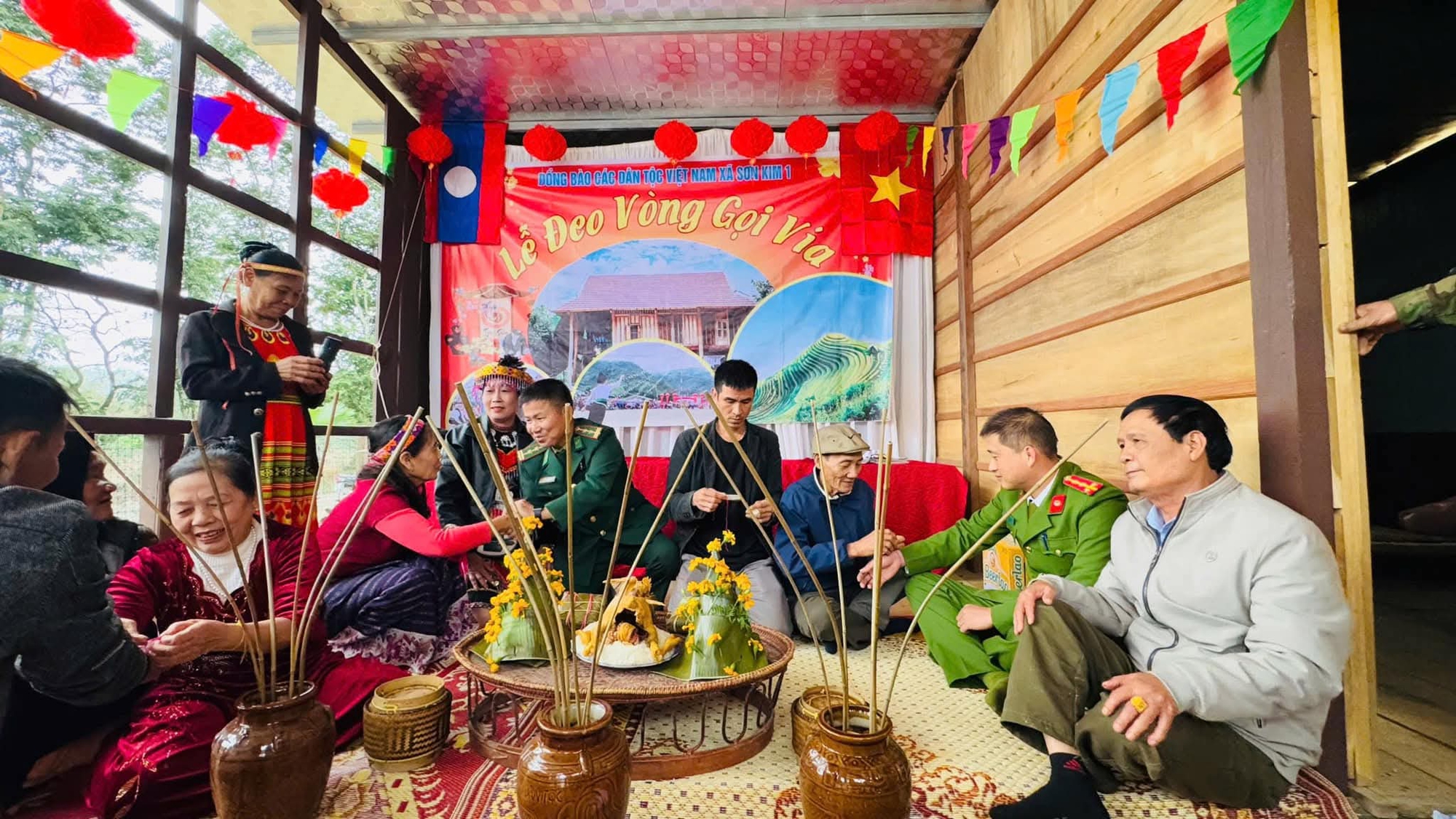 Đặc sắc lễ "đeo v&ograve;ng&rdquo; cầu may của đồng b&agrave;o d&acirc;n tộc thiểu số v&ugrave;ng bi&ecirc;n H&agrave; Tĩnh- Ảnh 2.