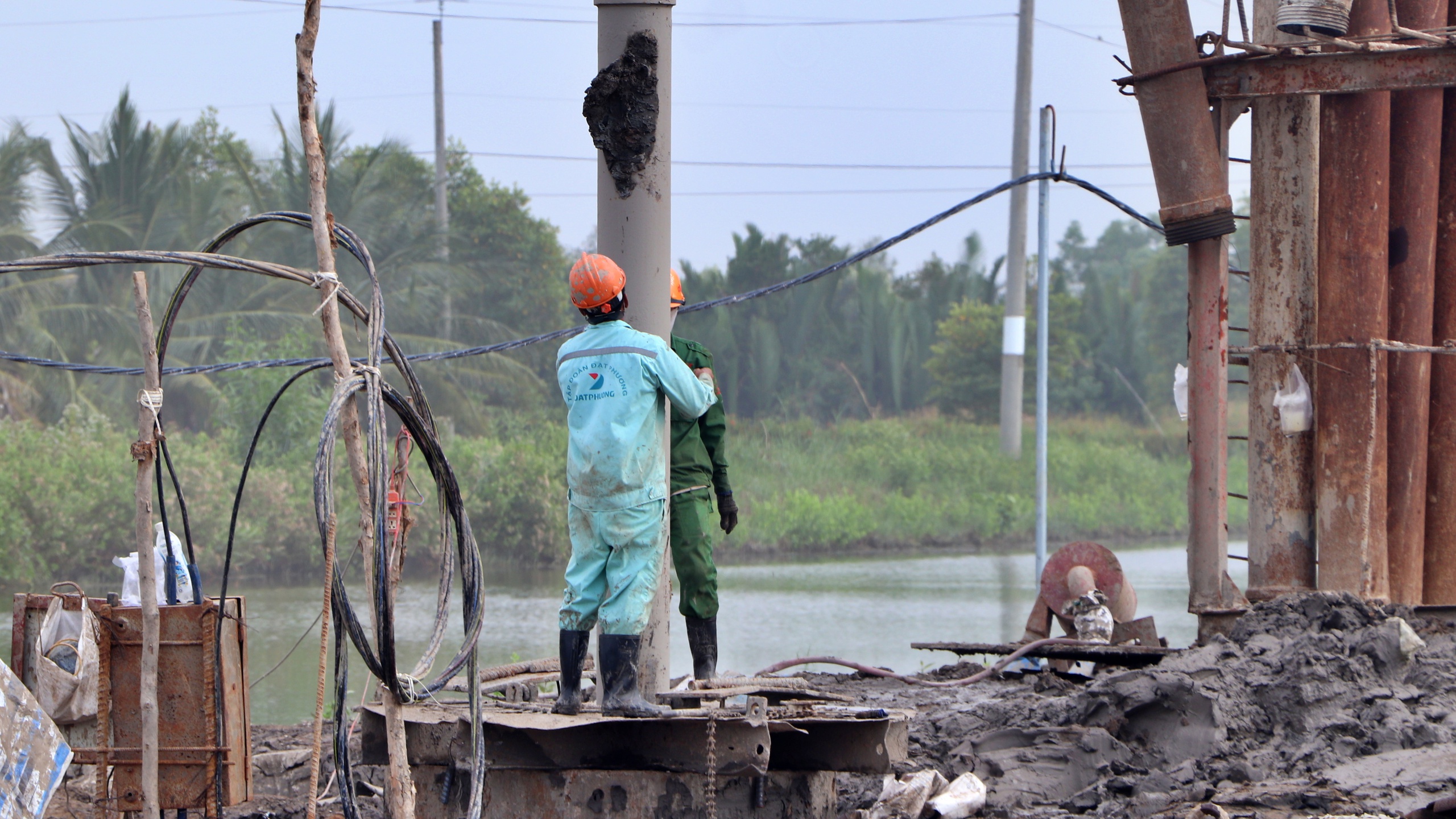 Tết ấm tr&ecirc;n c&ocirc;ng trường thi c&ocirc;ng cao tốc C&agrave; Mau - Đất Mũi- Ảnh 2.
