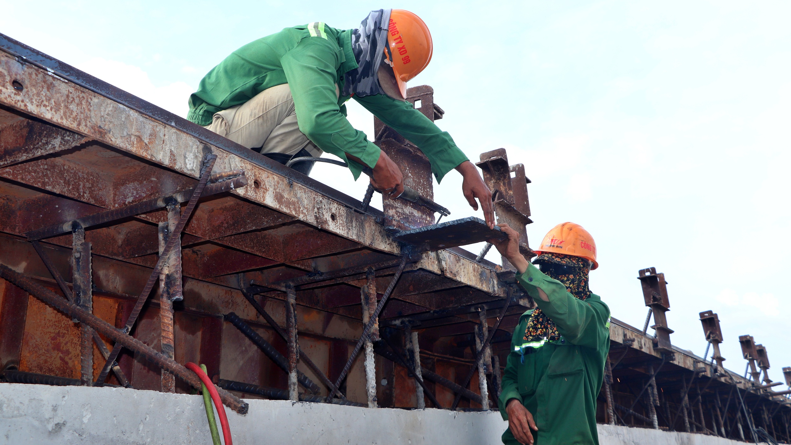 Tết ấm tr&ecirc;n c&ocirc;ng trường thi c&ocirc;ng cao tốc C&agrave; Mau - Đất Mũi- Ảnh 1.