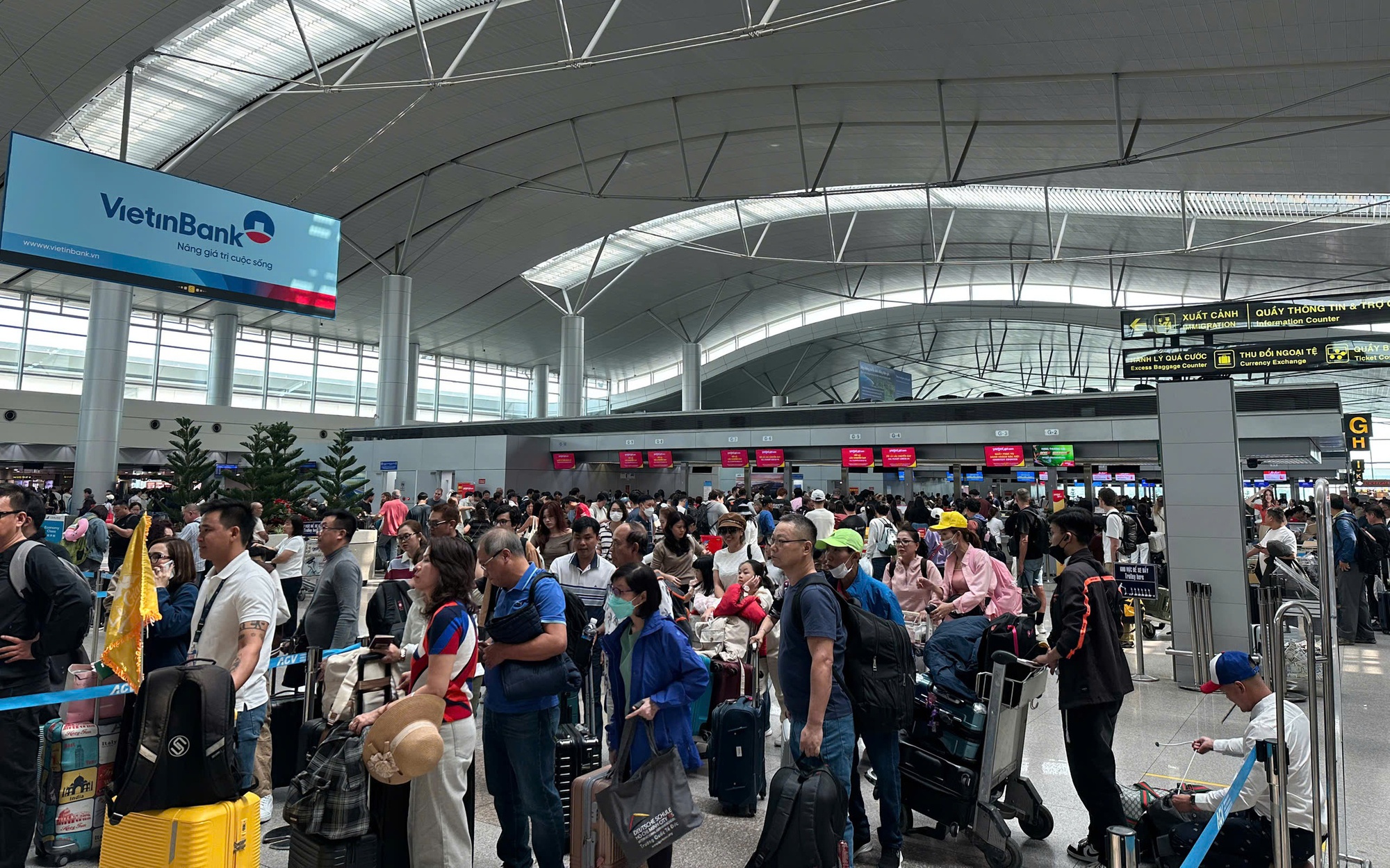 S&acirc;n bay T&acirc;n Sơn Nhất phục vụ hơn 151.000 h&agrave;nh kh&aacute;ch ng&agrave;y m&ugrave;ng 3 Tết