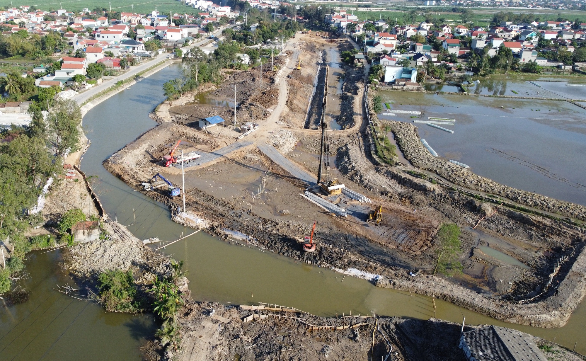 C&ocirc;ng nh&acirc;n dầm m&igrave;nh trong b&ugrave;n thi c&ocirc;ng dự &aacute;n ti&ecirc;u tho&aacute;t lũ v&ugrave;ng Bắc Thanh H&oacute;a- Ảnh 1.