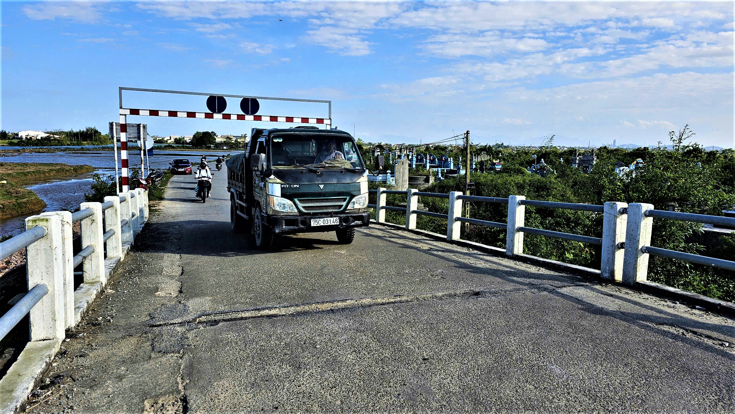 Huế: Cầu tr&ecirc;n tỉnh lộ 4 sụt l&uacute;n mố trụ, xuống cấp nghi&ecirc;m trọng- Ảnh 12.