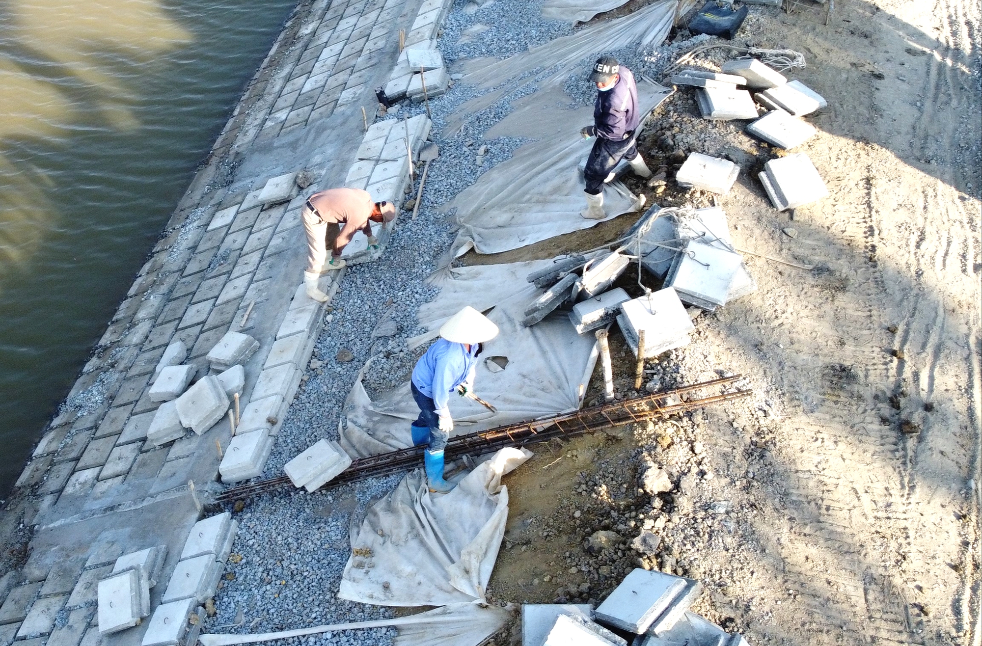 C&ocirc;ng nh&acirc;n dầm m&igrave;nh trong b&ugrave;n thi c&ocirc;ng dự &aacute;n ti&ecirc;u tho&aacute;t lũ v&ugrave;ng Bắc Thanh H&oacute;a- Ảnh 13.