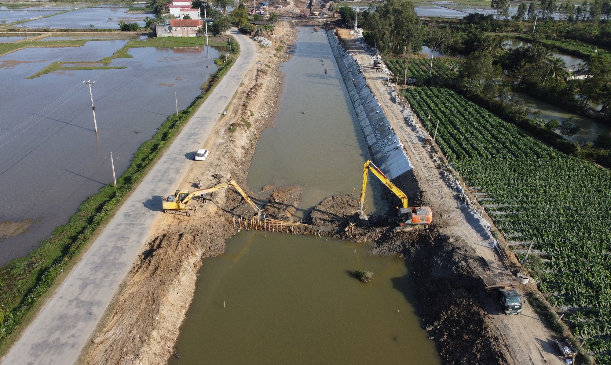 C&ocirc;ng nh&acirc;n dầm m&igrave;nh trong b&ugrave;n thi c&ocirc;ng dự &aacute;n ti&ecirc;u tho&aacute;t lũ v&ugrave;ng Bắc Thanh H&oacute;a- Ảnh 2.