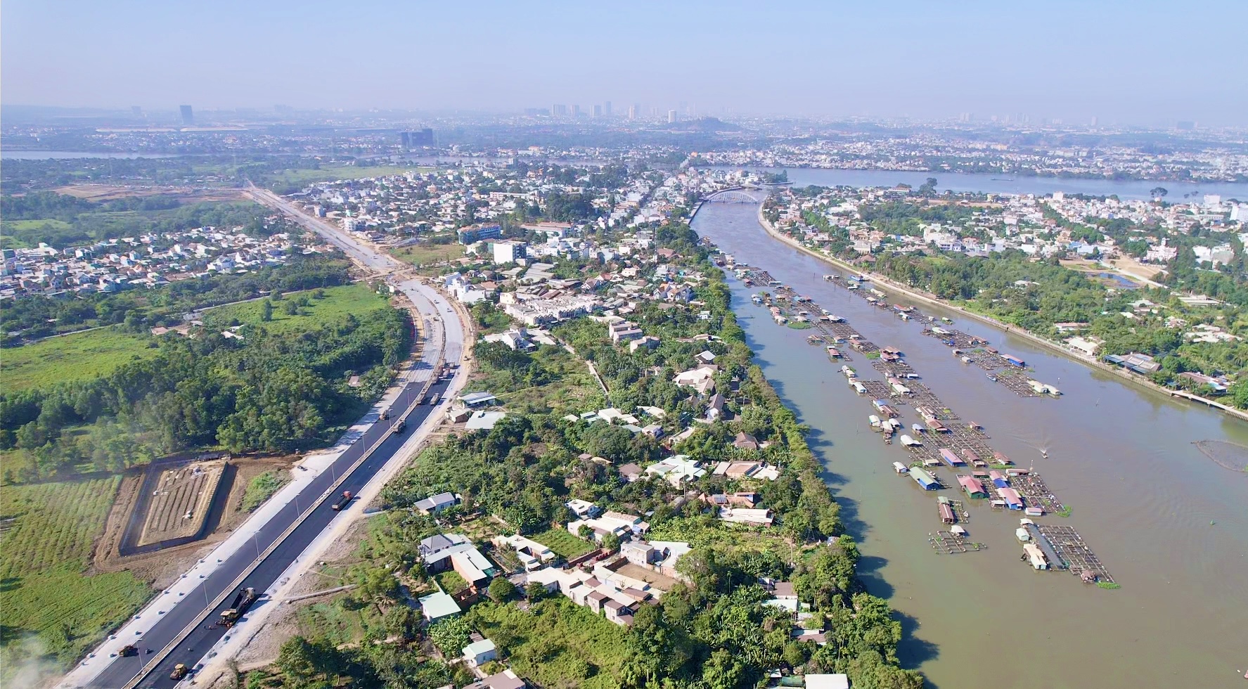 Cầu Thống Nhất khoác áo mới, sẵn sàng thông xe kỹ thuật- Ảnh 11. Cầu Thống Nhất khoác áo mới, sẵn sàng thông xe kỹ thuật- Ảnh 11.