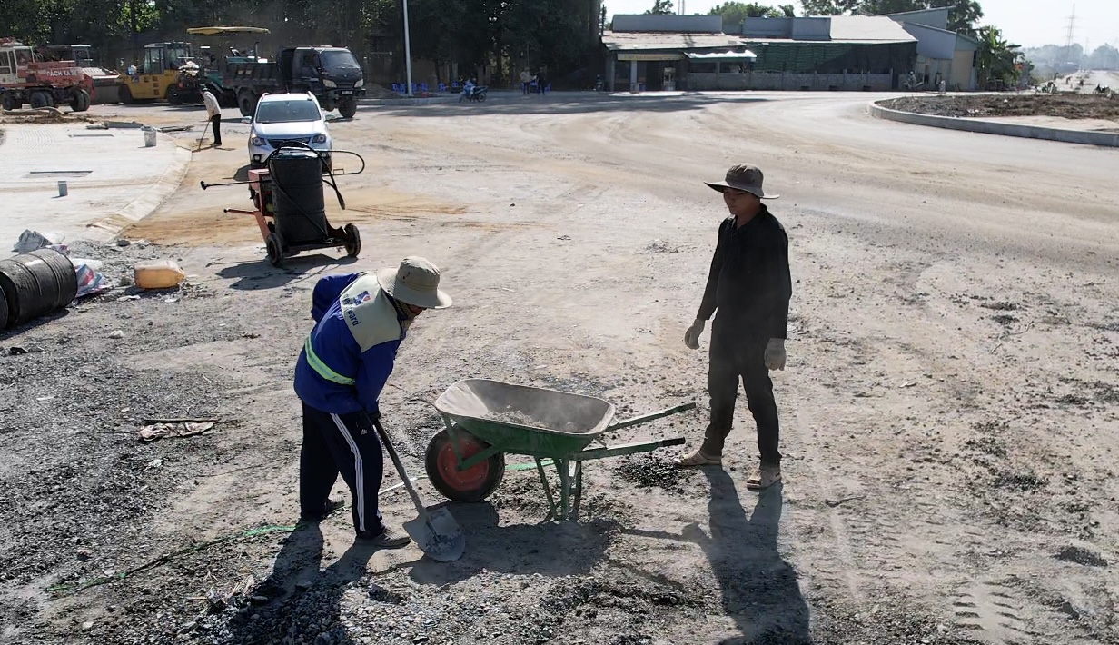 Cầu Thống Nhất khoác áo mới, sẵn sàng thông xe kỹ thuật- Ảnh 4. Cầu Thống Nhất khoác áo mới, sẵn sàng thông xe kỹ thuật- Ảnh 4.