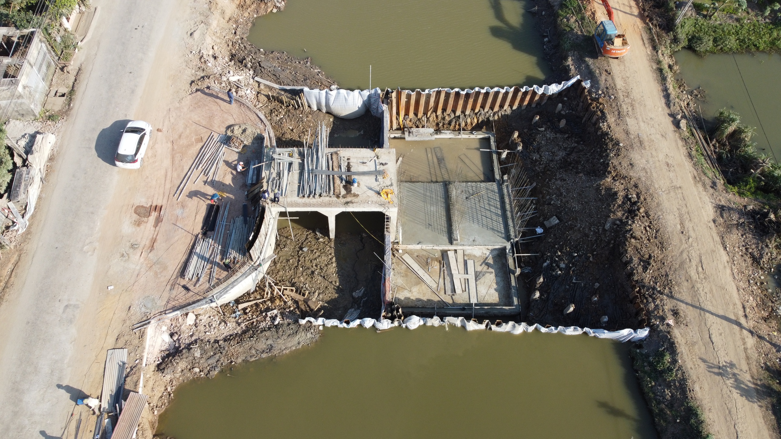 C&ocirc;ng nh&acirc;n dầm m&igrave;nh trong b&ugrave;n thi c&ocirc;ng dự &aacute;n ti&ecirc;u tho&aacute;t lũ v&ugrave;ng Bắc Thanh H&oacute;a- Ảnh 3.