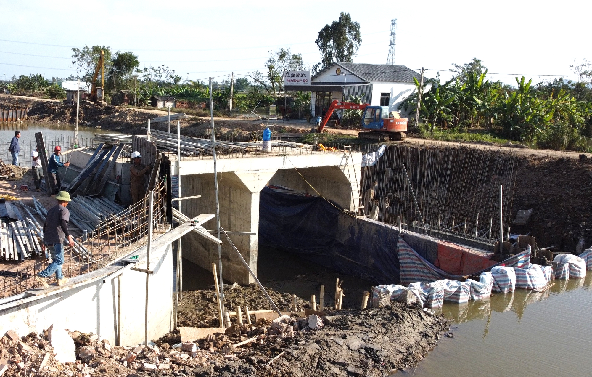 C&ocirc;ng nh&acirc;n dầm m&igrave;nh trong b&ugrave;n thi c&ocirc;ng dự &aacute;n ti&ecirc;u tho&aacute;t lũ v&ugrave;ng Bắc Thanh H&oacute;a- Ảnh 7.