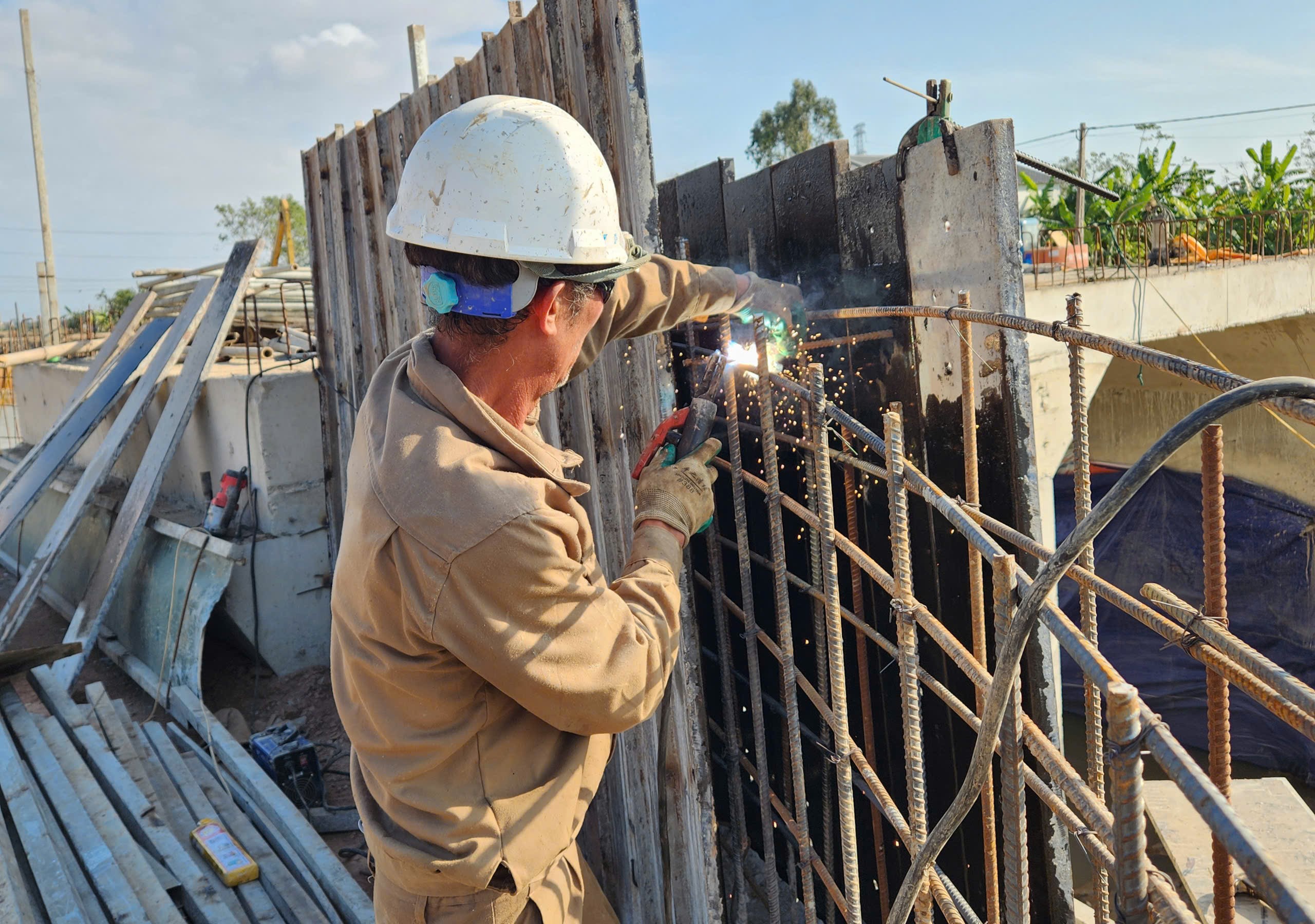C&ocirc;ng nh&acirc;n dầm m&igrave;nh trong b&ugrave;n thi c&ocirc;ng dự &aacute;n ti&ecirc;u tho&aacute;t lũ v&ugrave;ng Bắc Thanh H&oacute;a- Ảnh 9.