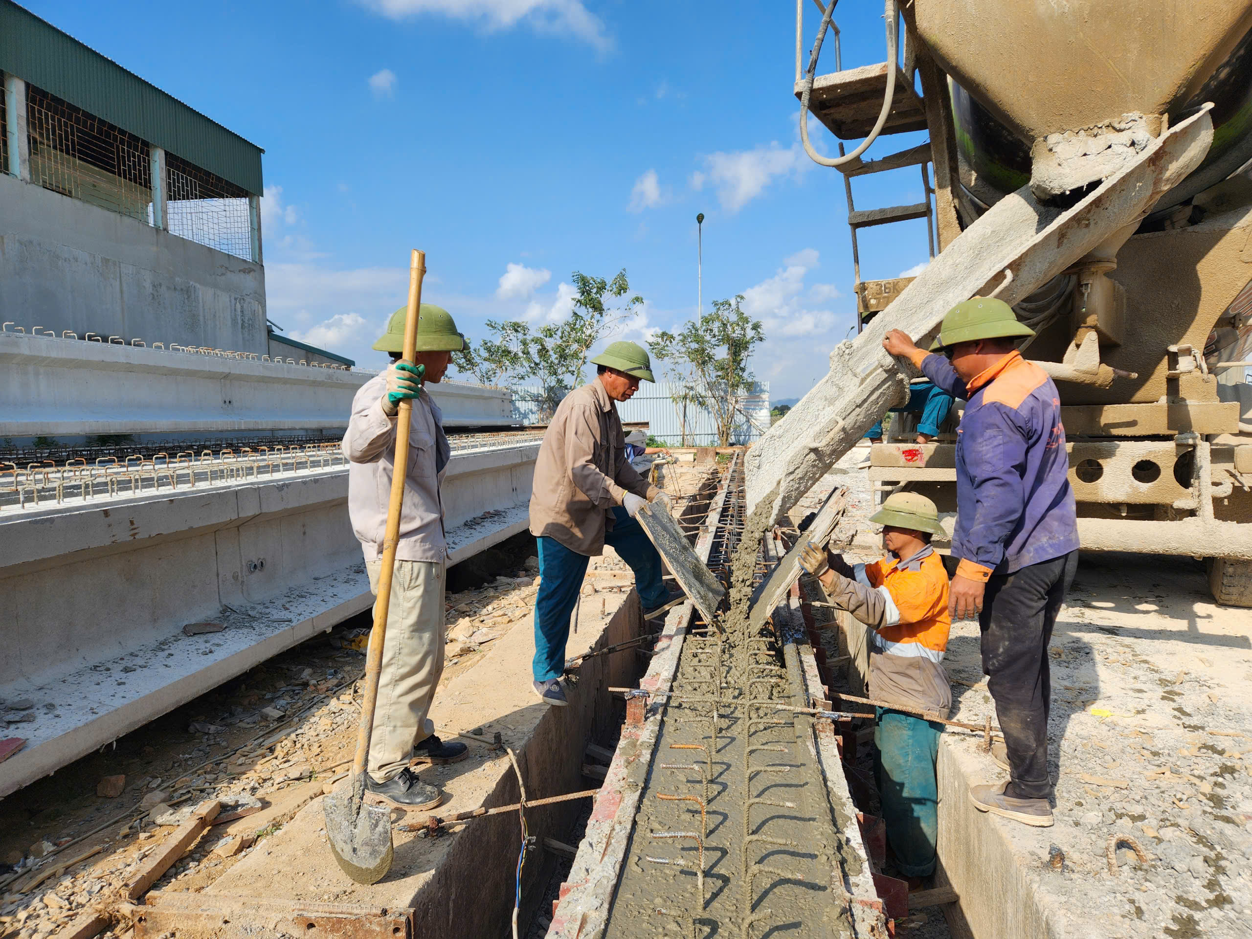 C&ocirc;ng nh&acirc;n dầm m&igrave;nh trong b&ugrave;n thi c&ocirc;ng dự &aacute;n ti&ecirc;u tho&aacute;t lũ v&ugrave;ng Bắc Thanh H&oacute;a- Ảnh 10.