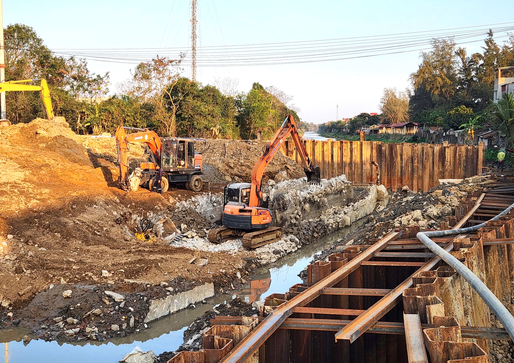 C&ocirc;ng nh&acirc;n dầm m&igrave;nh trong b&ugrave;n thi c&ocirc;ng dự &aacute;n ti&ecirc;u tho&aacute;t lũ v&ugrave;ng Bắc Thanh H&oacute;a- Ảnh 11.