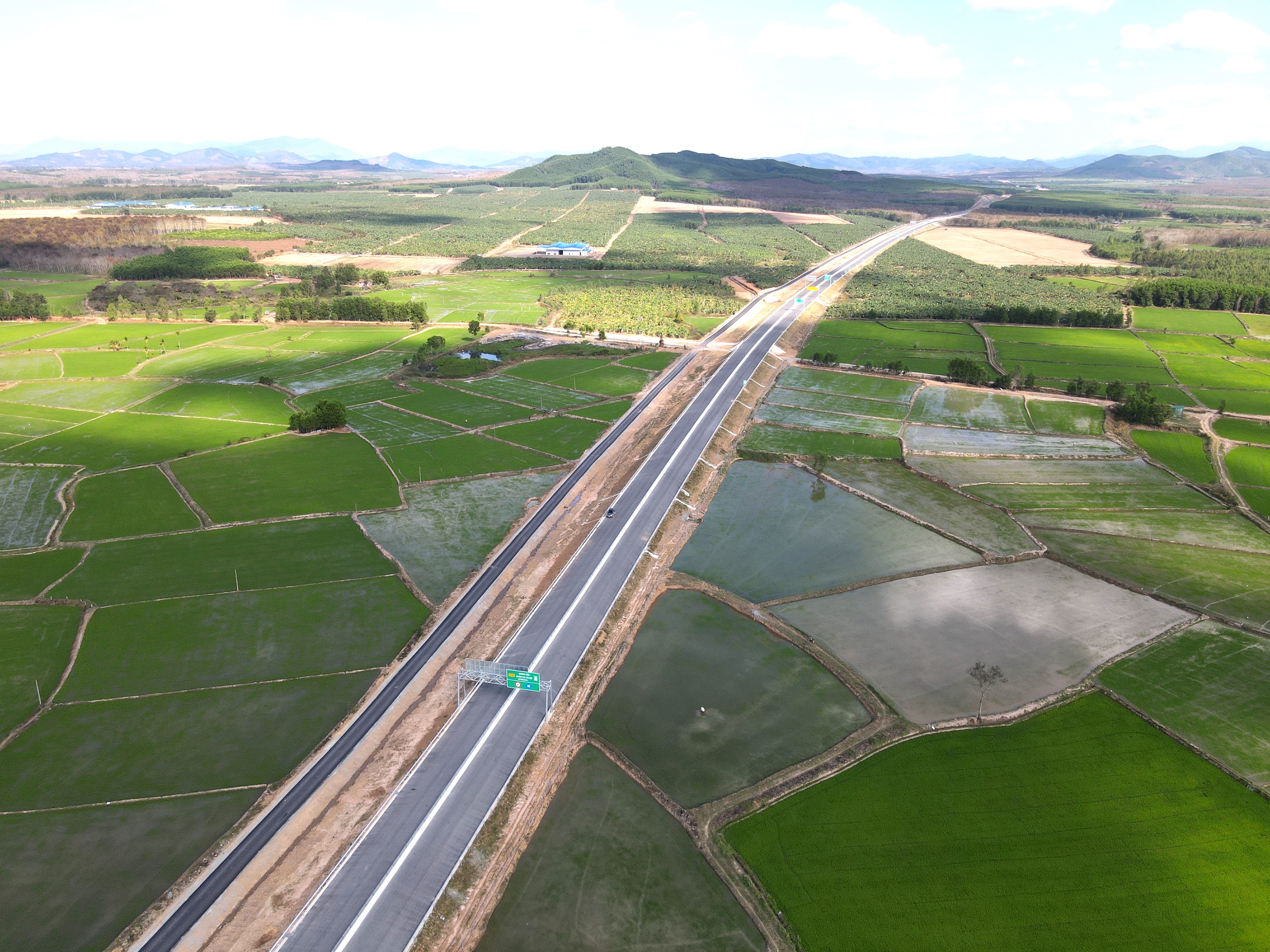 Cao tốc Khánh Hòa - Buôn Ma Thuột kết nối rừng - biển sắp đưa vào khai thác- Ảnh 1. Cao tốc Khánh Hòa - Buôn Ma Thuột kết nối rừng - biển sắp đưa vào khai thác- Ảnh 1.