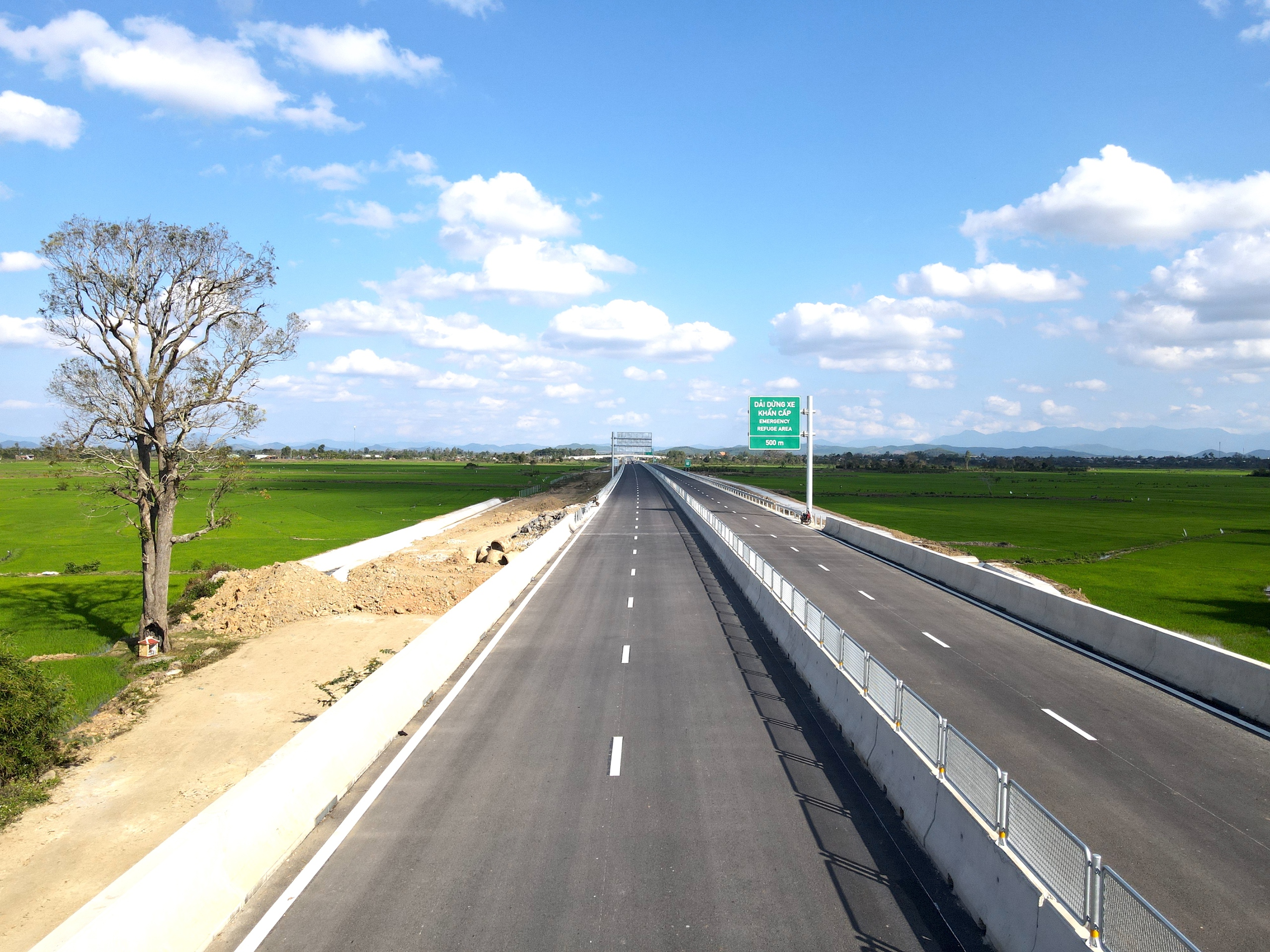 Cao tốc Khánh Hòa - Buôn Ma Thuột kết nối rừng - biển sắp đưa vào khai thác- Ảnh 2. Cao tốc Khánh Hòa - Buôn Ma Thuột kết nối rừng - biển sắp đưa vào khai thác- Ảnh 2.