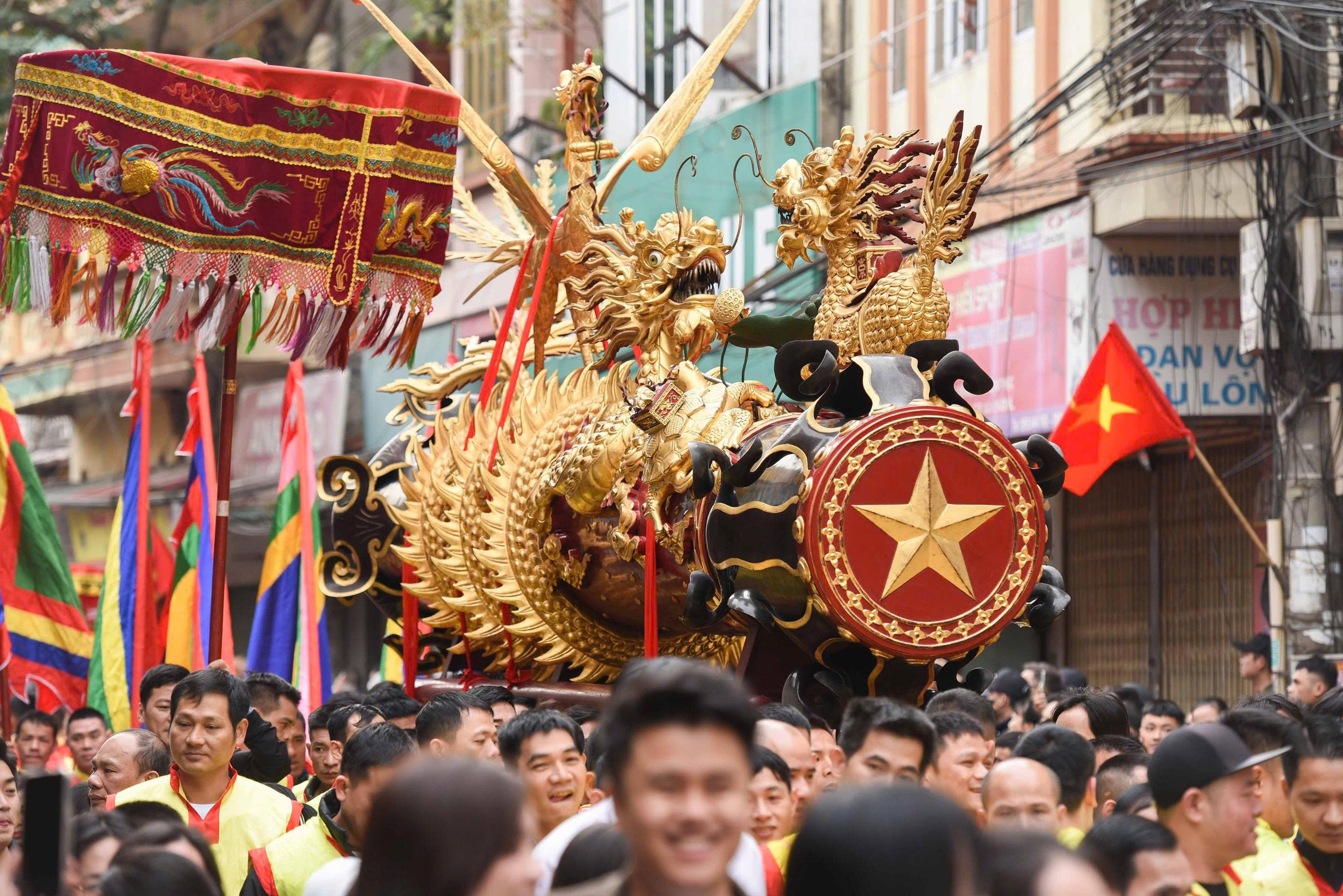 Hàng nghìn người rước siêu pháo nặng gần 1 tấn ở Bắc Ninh- Ảnh 1. Hàng nghìn người rước siêu pháo nặng gần 1 tấn ở Bắc Ninh- Ảnh 1.