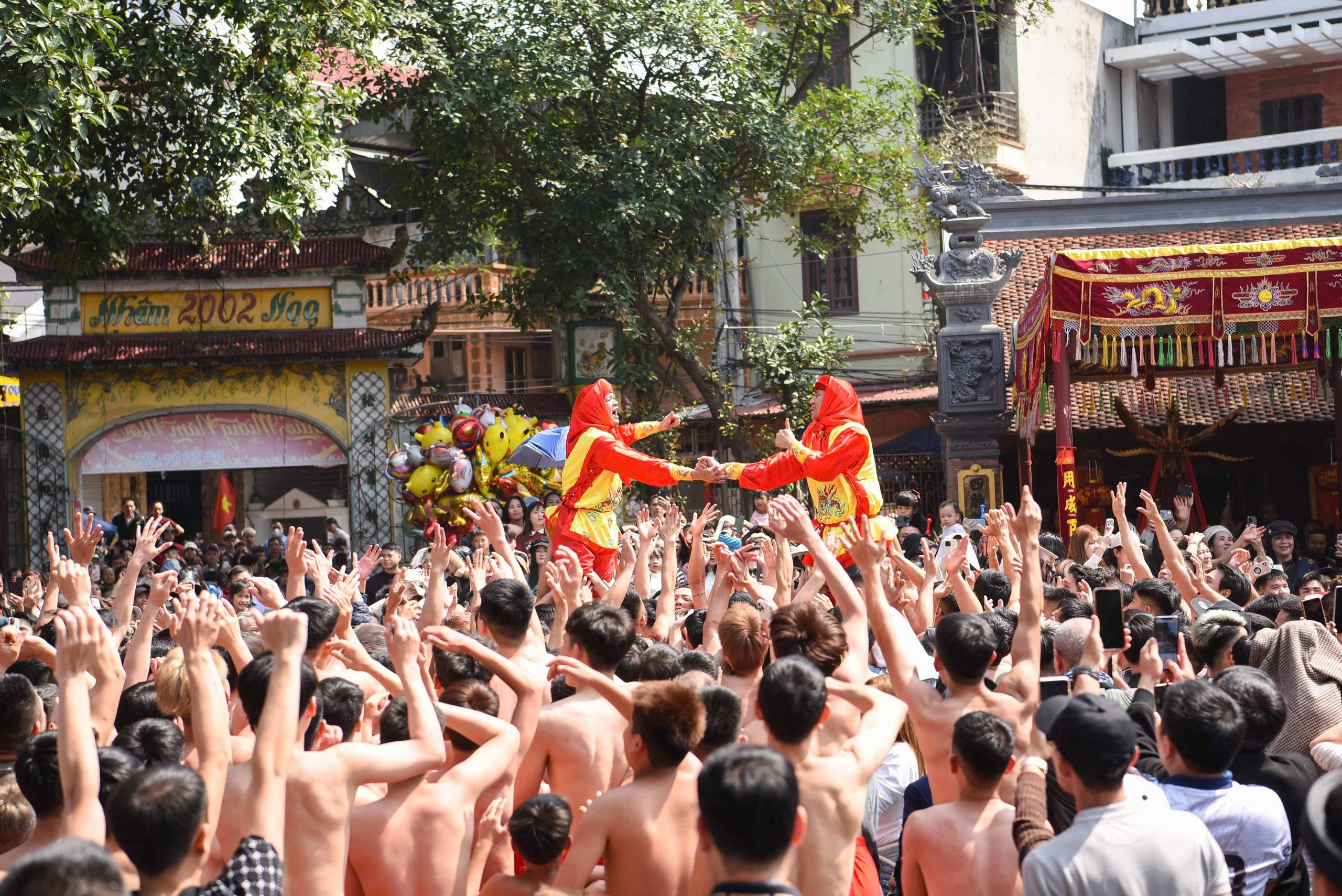 Hàng nghìn người rước siêu pháo nặng gần 1 tấn ở Bắc Ninh- Ảnh 8. Hàng nghìn người rước siêu pháo nặng gần 1 tấn ở Bắc Ninh- Ảnh 8.