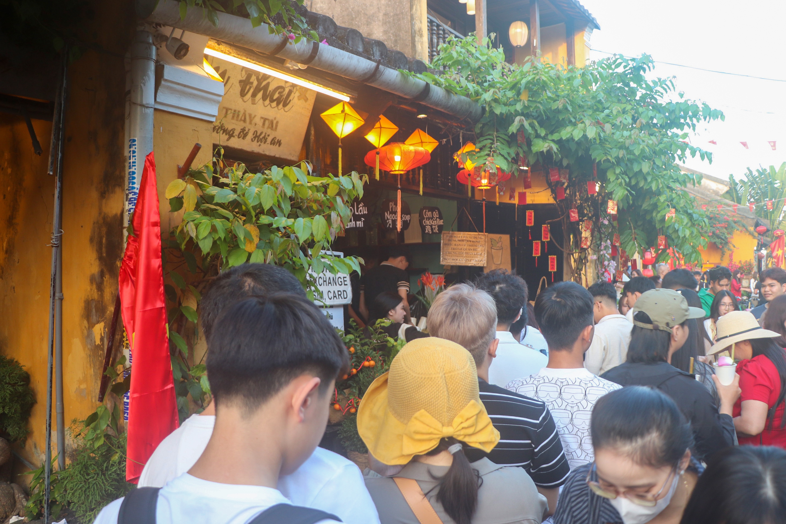 Hàng chục nghìn du khách tham quan phố cổ Hội An đầu Xuân- Ảnh 9. Hàng chục nghìn du khách tham quan phố cổ Hội An đầu Xuân- Ảnh 9.