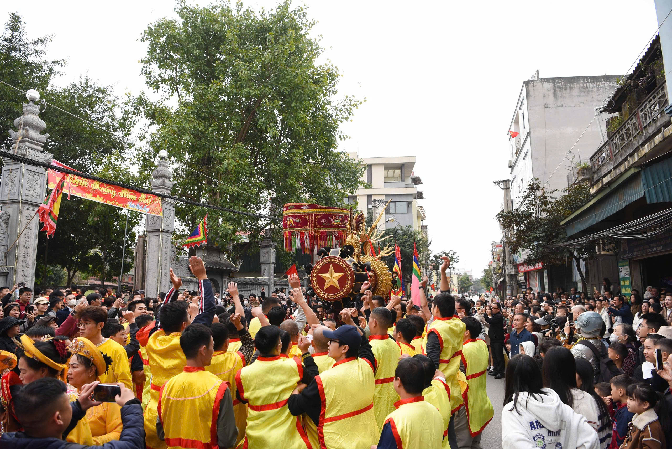 Hàng nghìn người rước siêu pháo nặng gần 1 tấn ở Bắc Ninh- Ảnh 13. Hàng nghìn người rước siêu pháo nặng gần 1 tấn ở Bắc Ninh- Ảnh 13.
