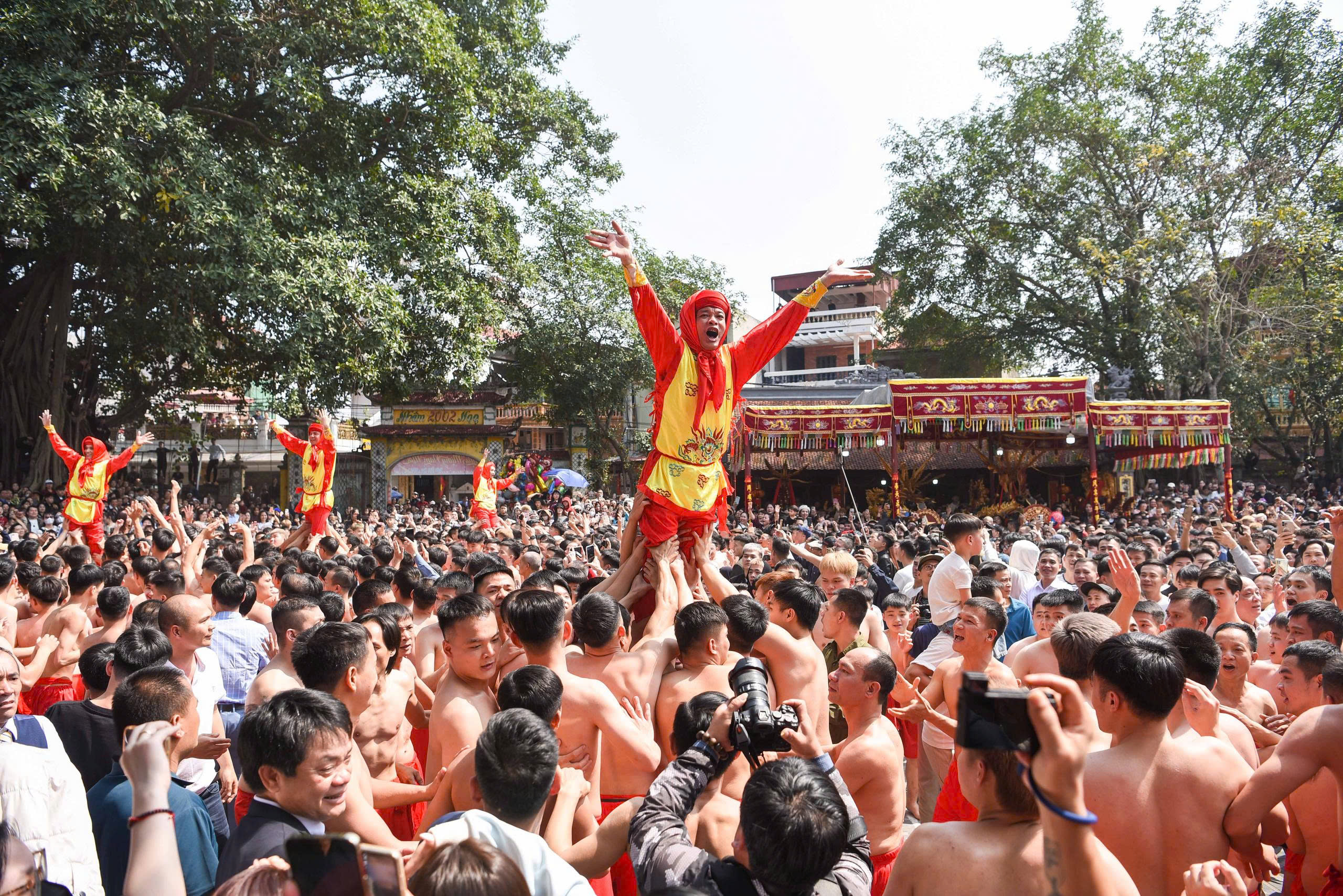 Hàng nghìn người rước siêu pháo nặng gần 1 tấn ở Bắc Ninh- Ảnh 9. Hàng nghìn người rước siêu pháo nặng gần 1 tấn ở Bắc Ninh- Ảnh 9.