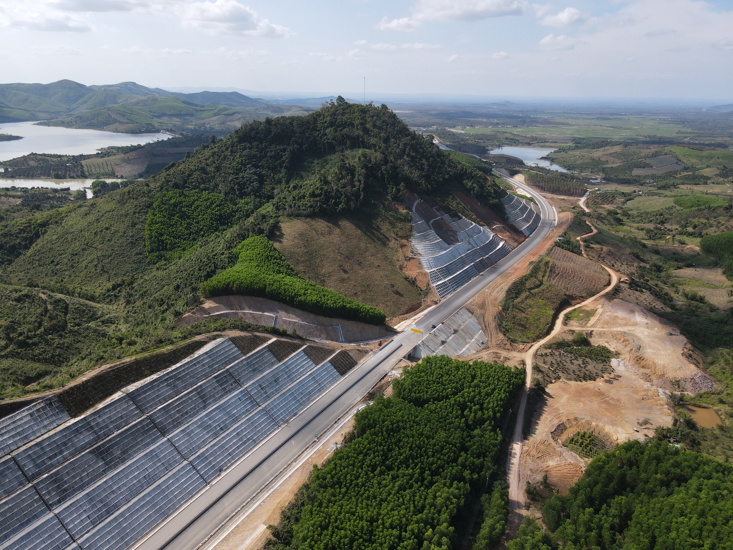 Cao tốc Khánh Hòa - Buôn Ma Thuột kết nối rừng - biển sắp đưa vào khai thác- Ảnh 8. Cao tốc Khánh Hòa - Buôn Ma Thuột kết nối rừng - biển sắp đưa vào khai thác- Ảnh 8.