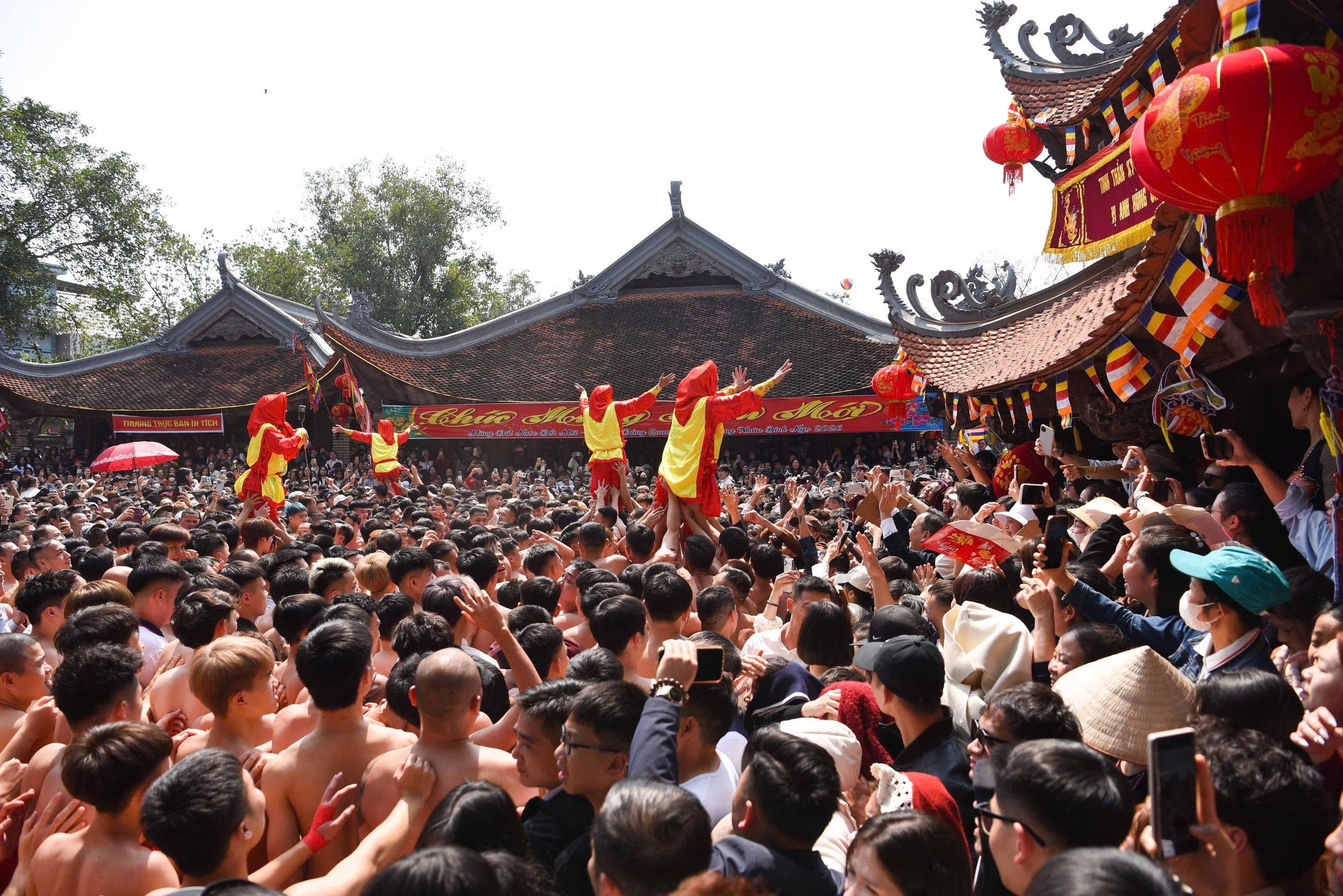 Hàng nghìn người rước siêu pháo nặng gần 1 tấn ở Bắc Ninh- Ảnh 11. Hàng nghìn người rước siêu pháo nặng gần 1 tấn ở Bắc Ninh- Ảnh 11.