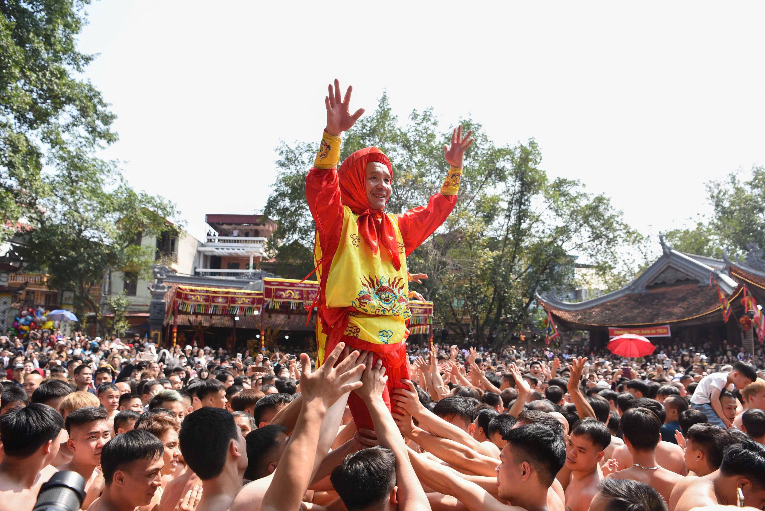 Hàng nghìn người rước siêu pháo nặng gần 1 tấn ở Bắc Ninh- Ảnh 10. Hàng nghìn người rước siêu pháo nặng gần 1 tấn ở Bắc Ninh- Ảnh 10.