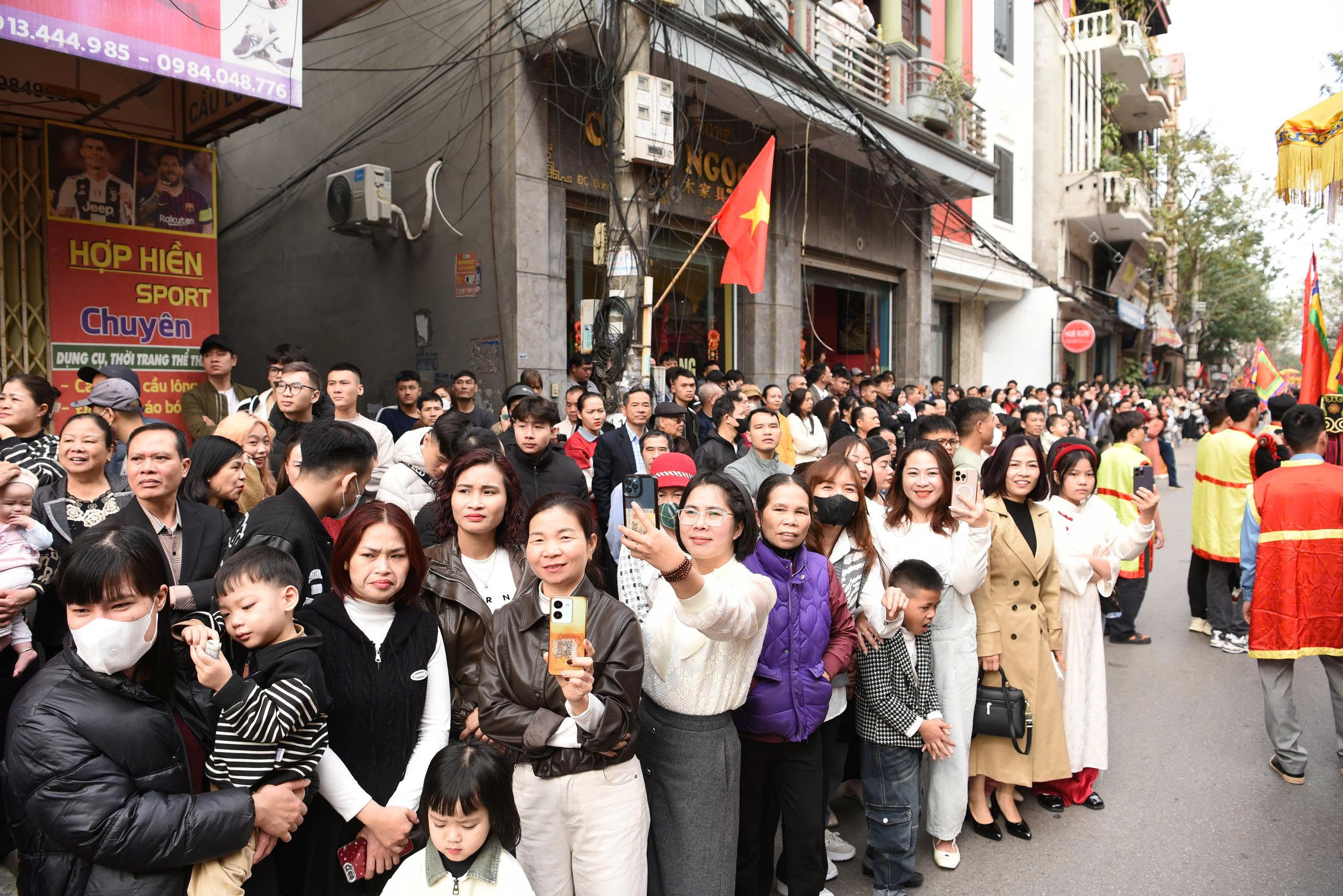 Hàng nghìn người rước siêu pháo nặng gần 1 tấn ở Bắc Ninh- Ảnh 17. Hàng nghìn người rước siêu pháo nặng gần 1 tấn ở Bắc Ninh- Ảnh 17.