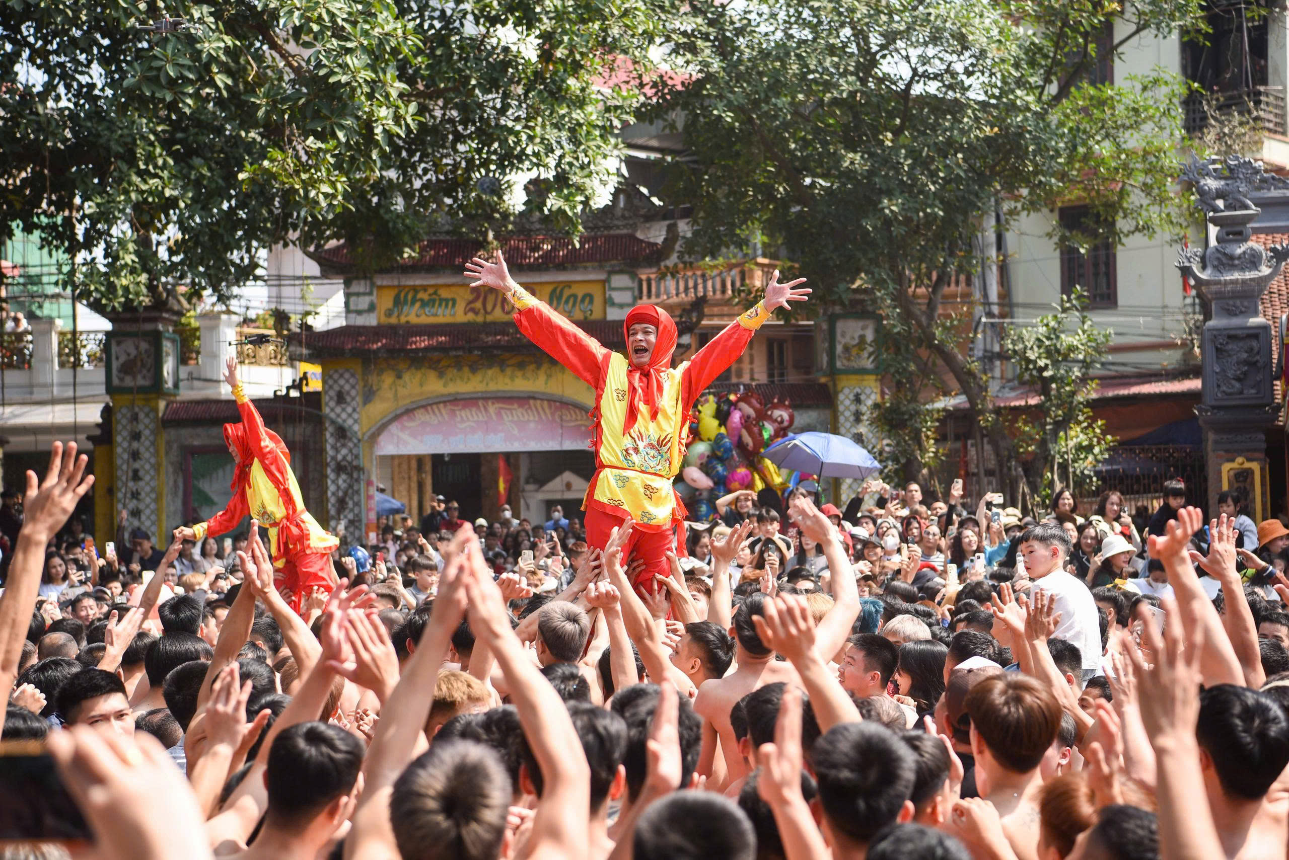 Hàng nghìn người rước siêu pháo nặng gần 1 tấn ở Bắc Ninh- Ảnh 2. Hàng nghìn người rước siêu pháo nặng gần 1 tấn ở Bắc Ninh- Ảnh 2.