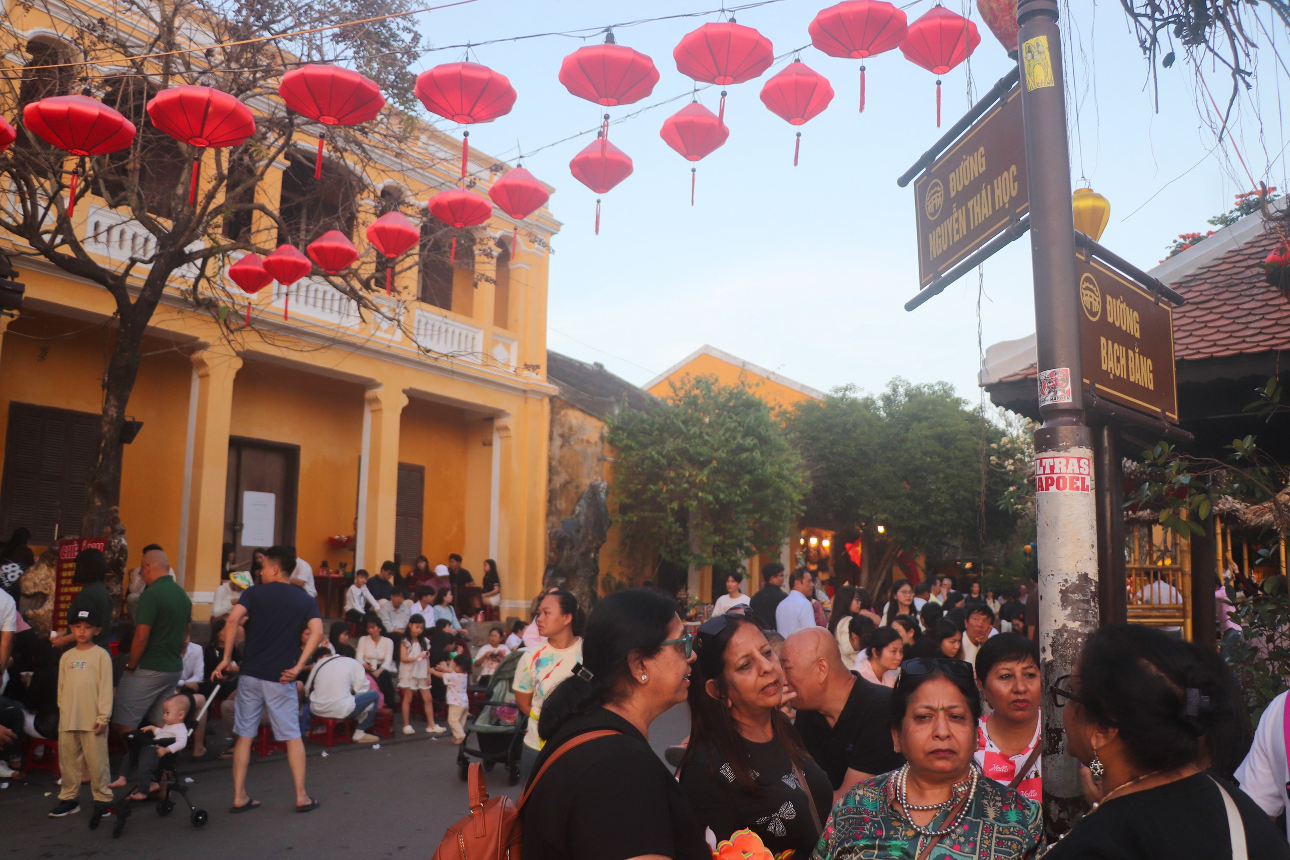 Hàng chục nghìn du khách tham quan phố cổ Hội An đầu Xuân- Ảnh 3. Hàng chục nghìn du khách tham quan phố cổ Hội An đầu Xuân- Ảnh 3.
