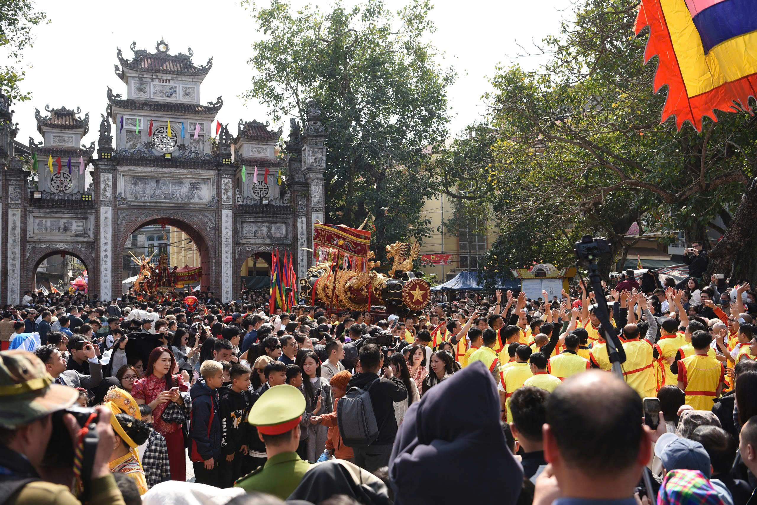 Hàng nghìn người rước siêu pháo nặng gần 1 tấn ở Bắc Ninh- Ảnh 12. Hàng nghìn người rước siêu pháo nặng gần 1 tấn ở Bắc Ninh- Ảnh 12.