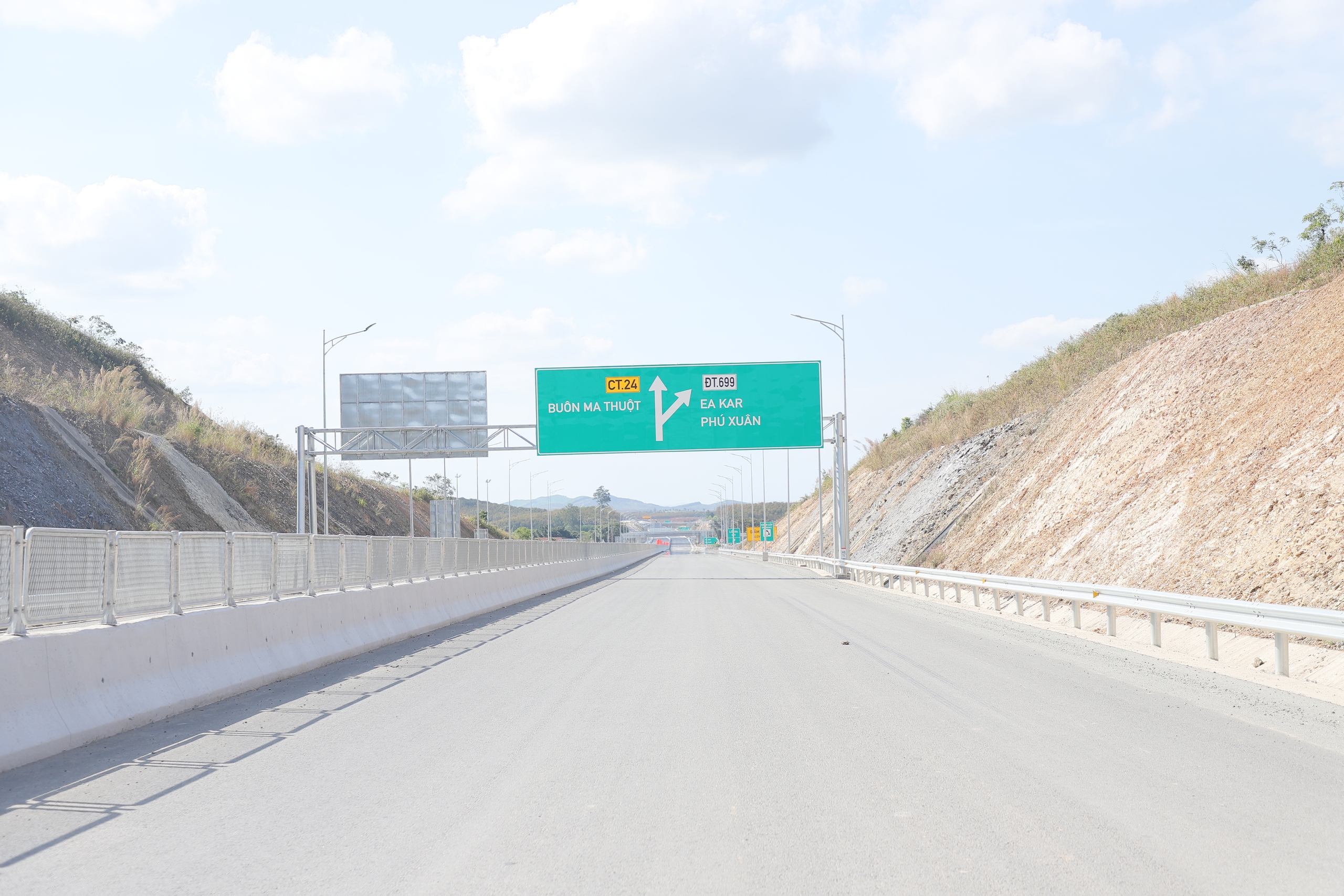 Cao tốc Khánh Hòa - Buôn Ma Thuột kết nối rừng - biển sắp đưa vào khai thác- Ảnh 9. Cao tốc Khánh Hòa - Buôn Ma Thuột kết nối rừng - biển sắp đưa vào khai thác- Ảnh 9.